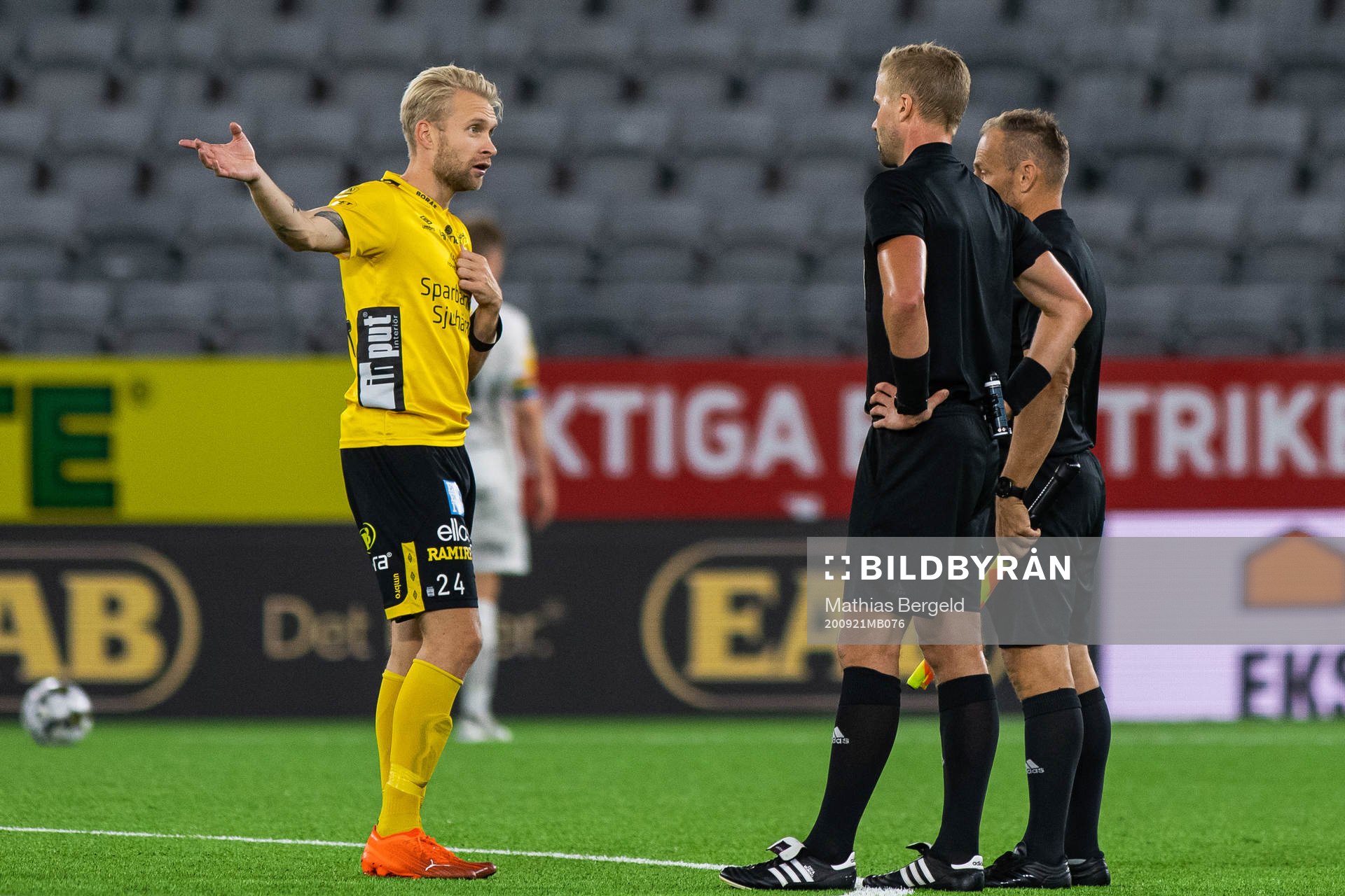 Elfsborgs Johan Larsson diskuterar med domare Glenn Nyberg