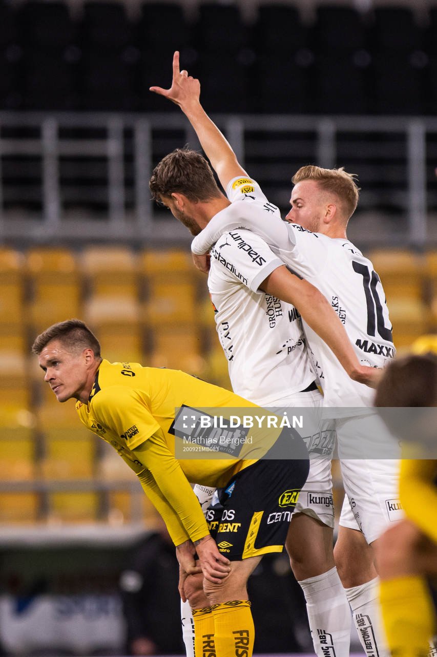 Häckens Johan Hammar jublar med Jasse Tuominen