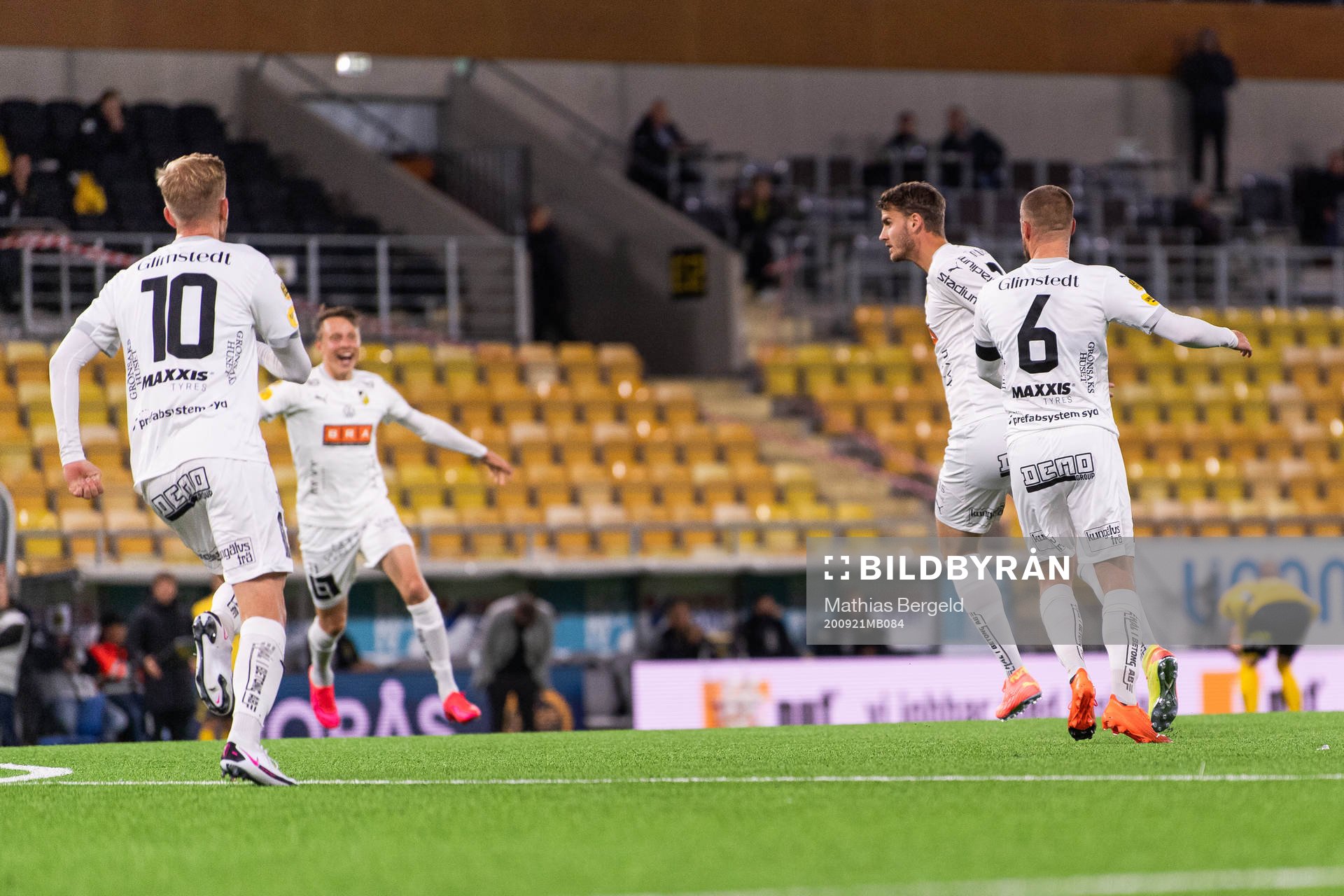 Häckens Alexander Faltsetas jublar med målskytten till