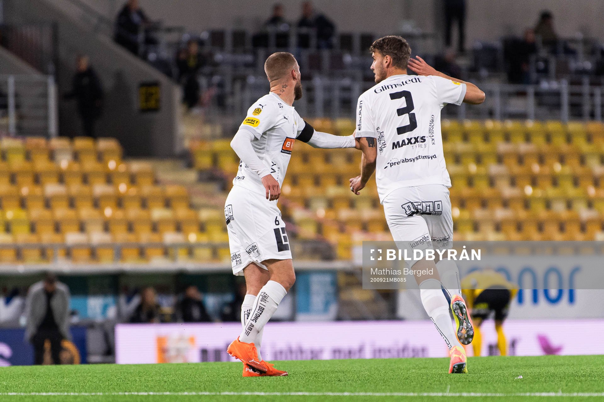 Häckens Alexander Faltsetas jublar med målskytten till