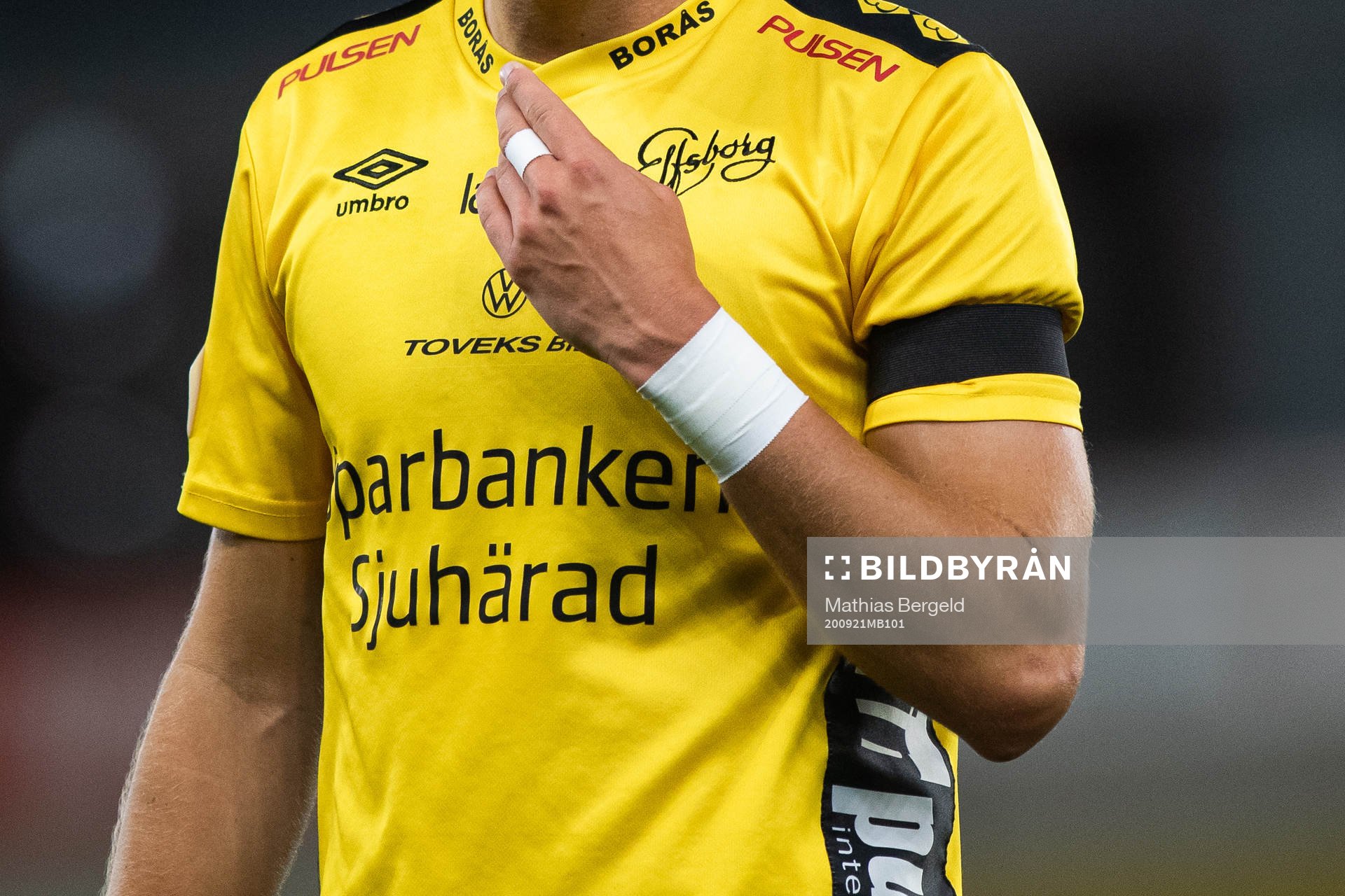 En Elfsborgspelare med svart armbindel för att hedra