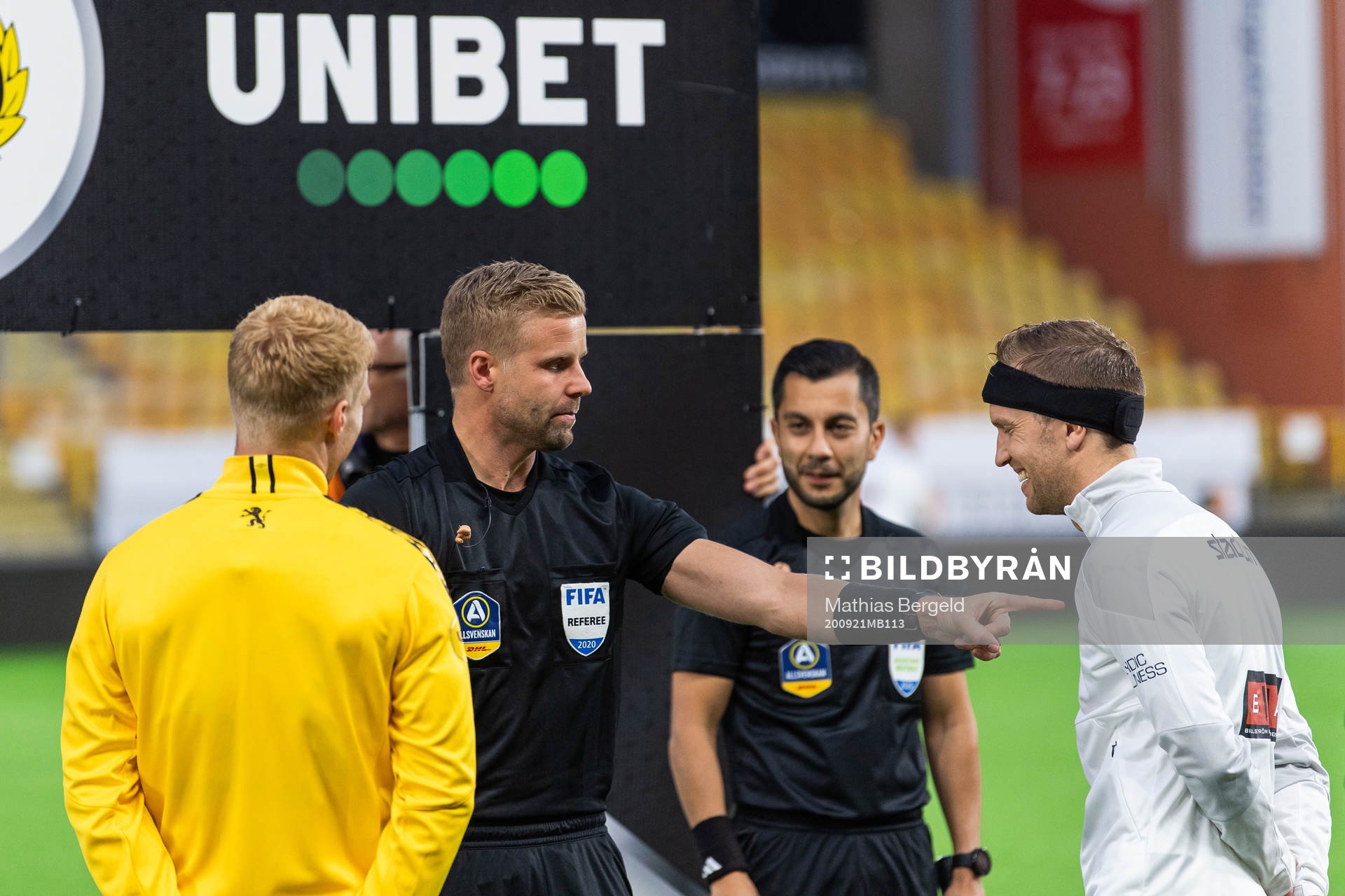 Elfsborgs Sivert Heltne Nilsen, domare Glenn Nyberg och