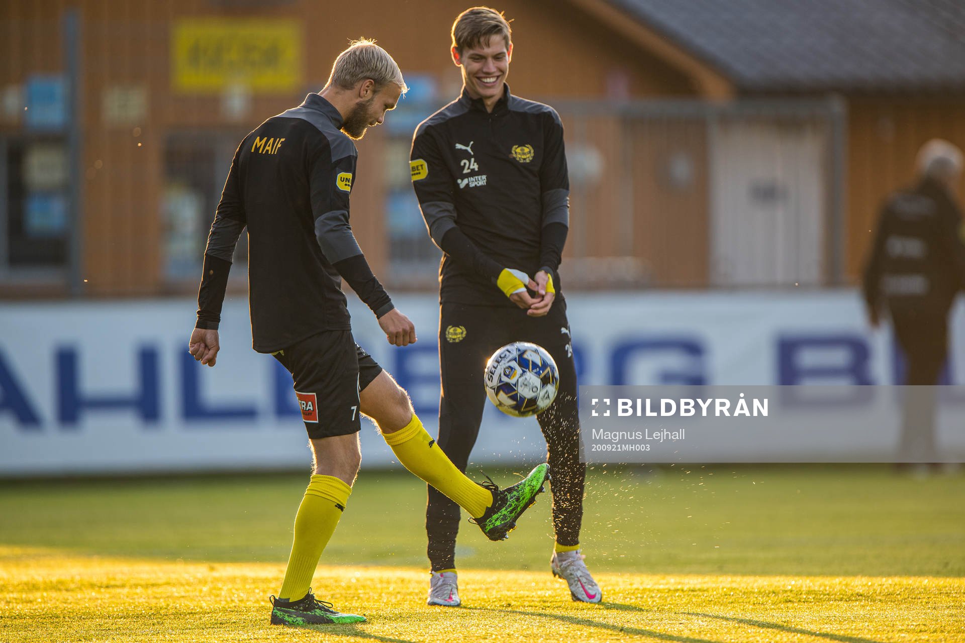 Mjällbys Viktor Gustafson  och Taylor Silverholt