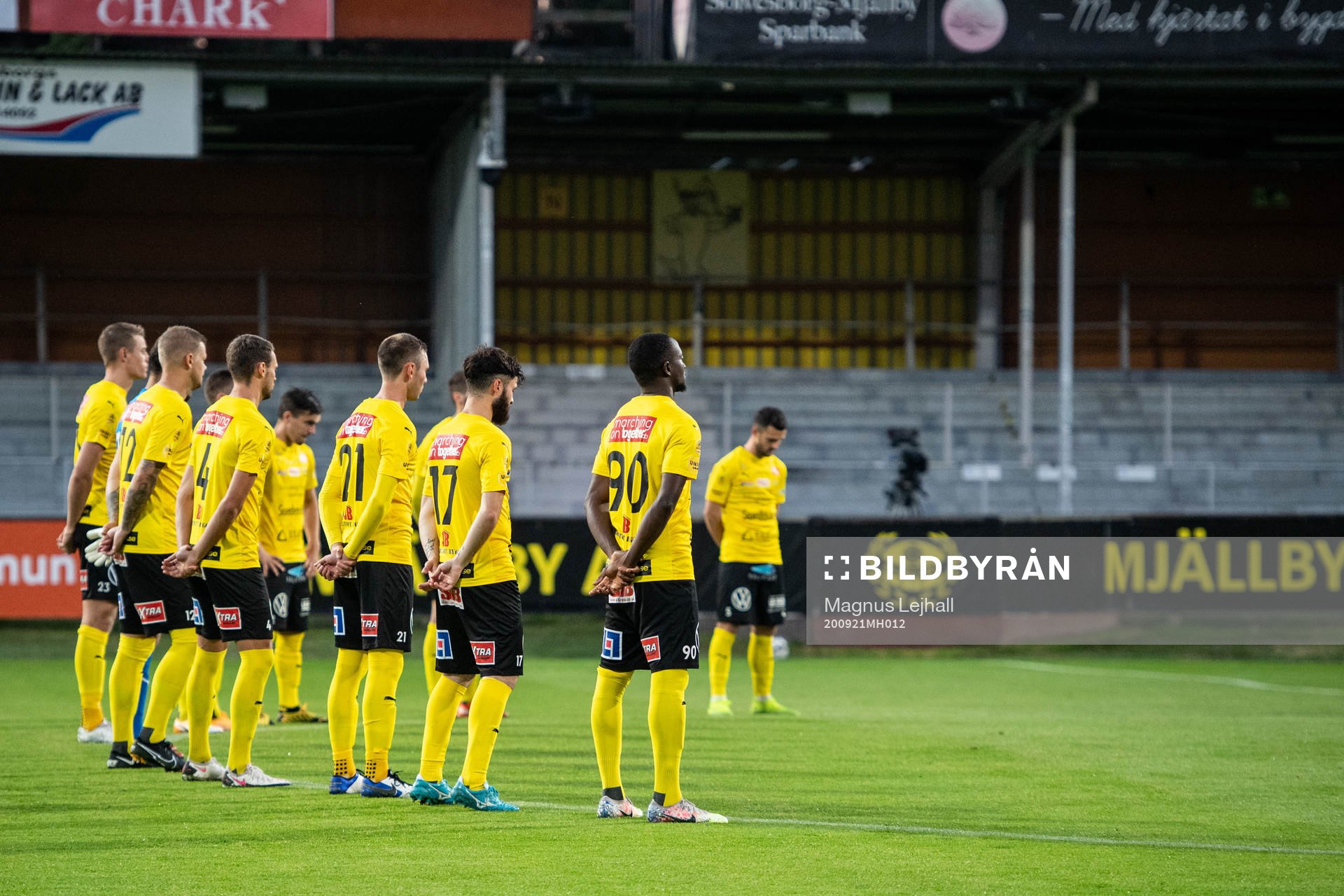 Mjällbys spelare deltar i en tyst minut för att hedra