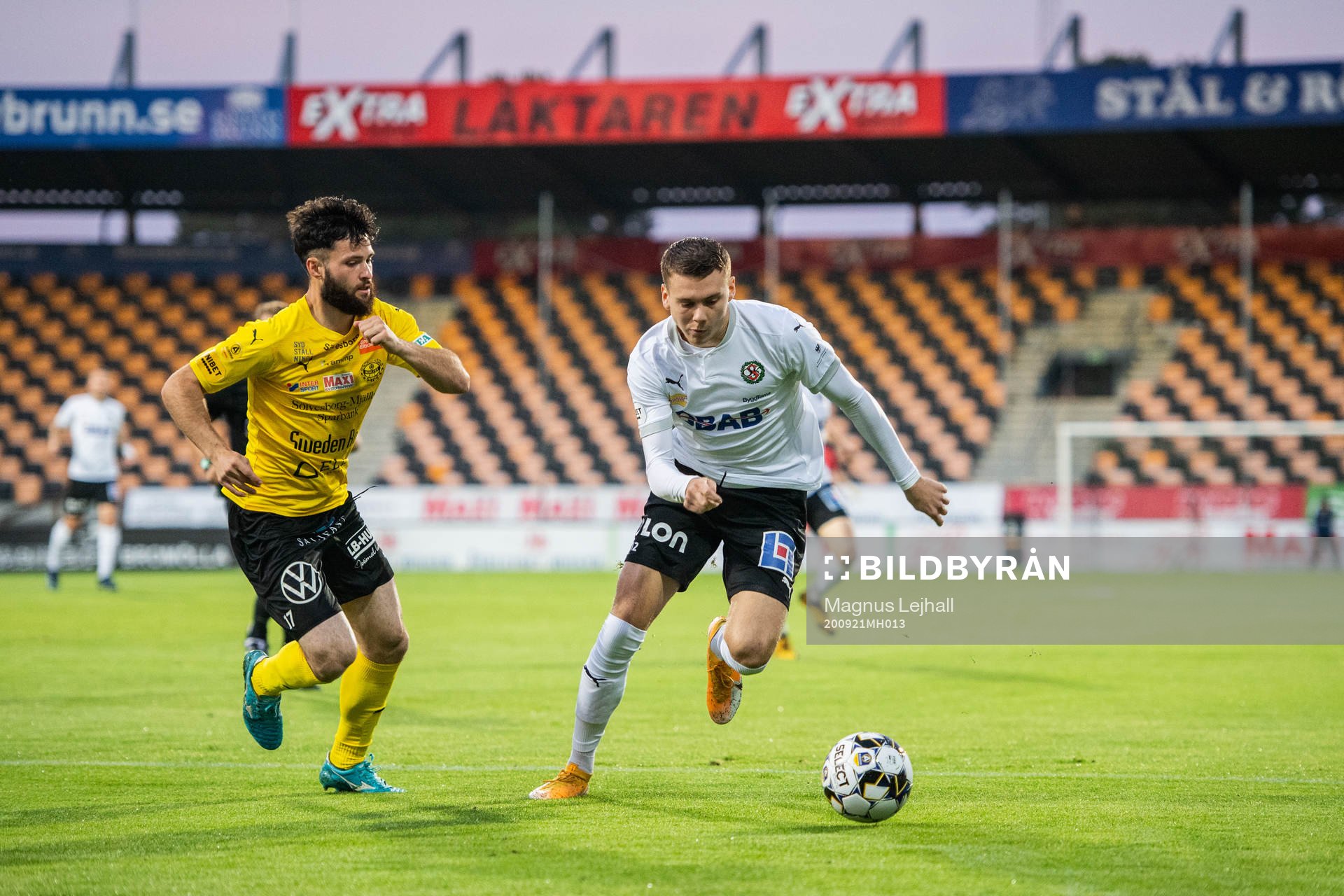 Mjällbys Jonathan Tamimi och Örebros Jake Larsson