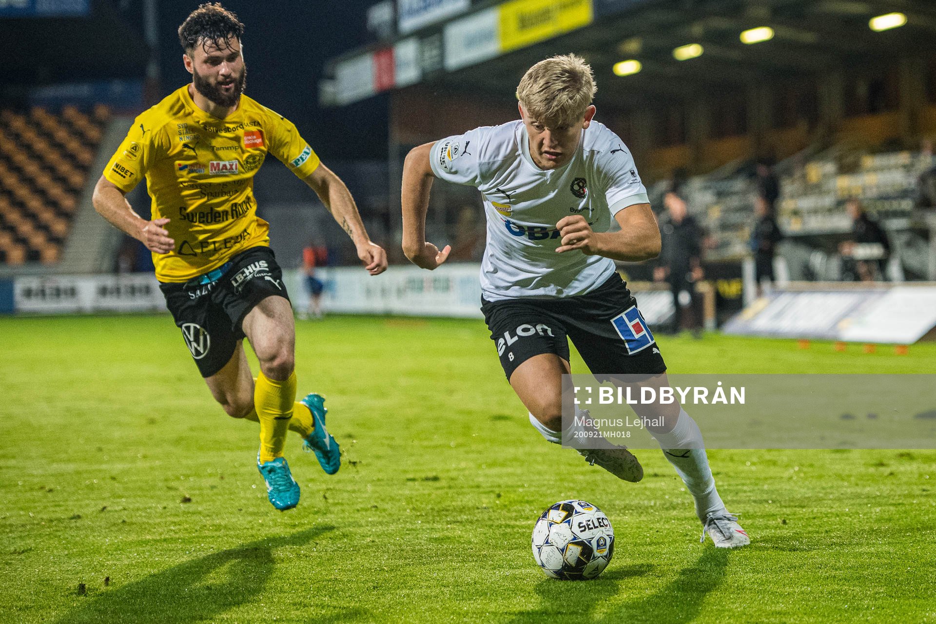 Örebros Dennis Collander och Mjällbys Jonathan Tamimi  under fotbollsmatchen i Allsvenskan mellan Mjällby och Örebro den 21 september 2020 i Hällevik.