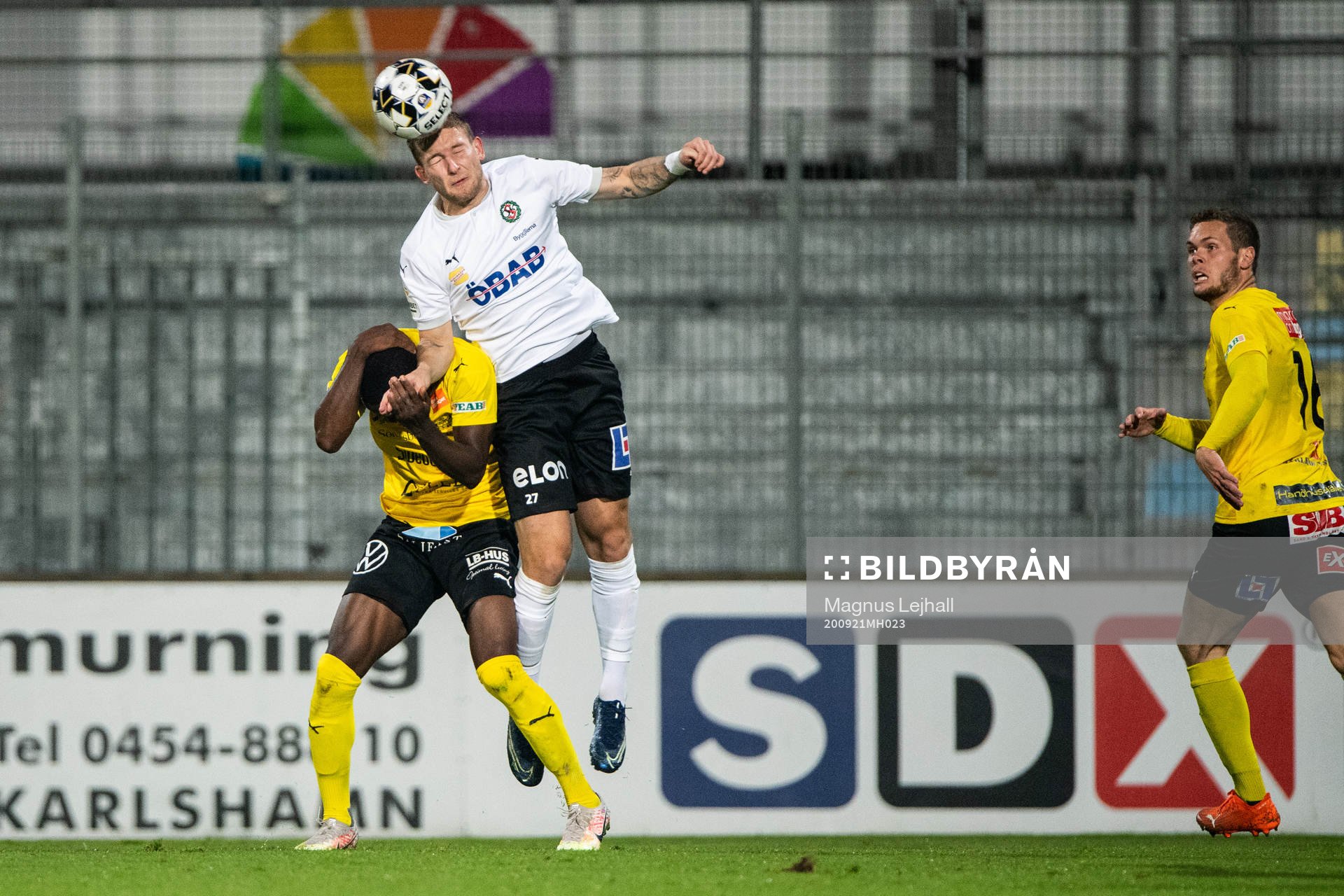 Mjällbys Moses Ogbu och Örebros Andreas Skovgaard