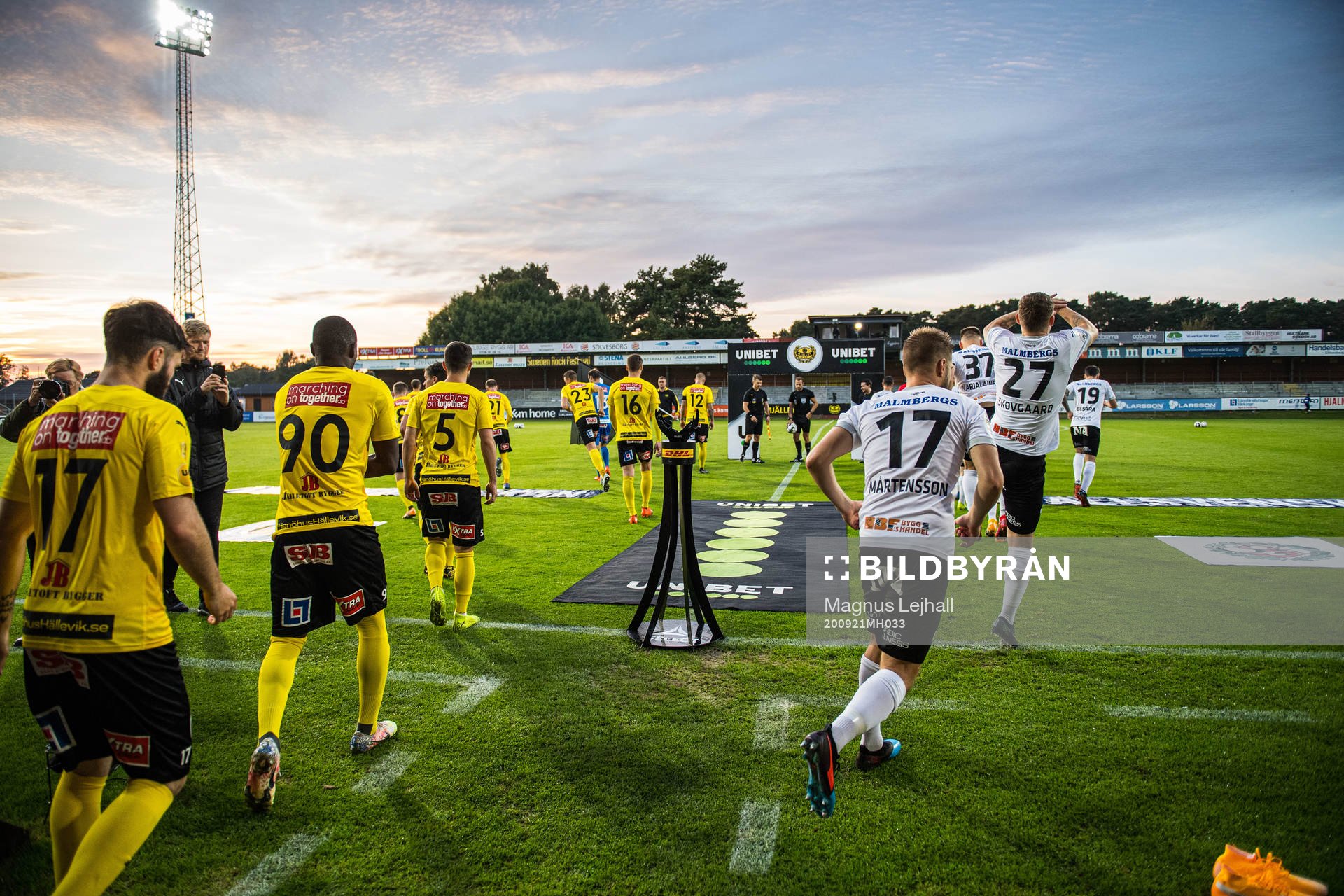 Örebro och Mjällby på väg in till fotbollsmatchen i
