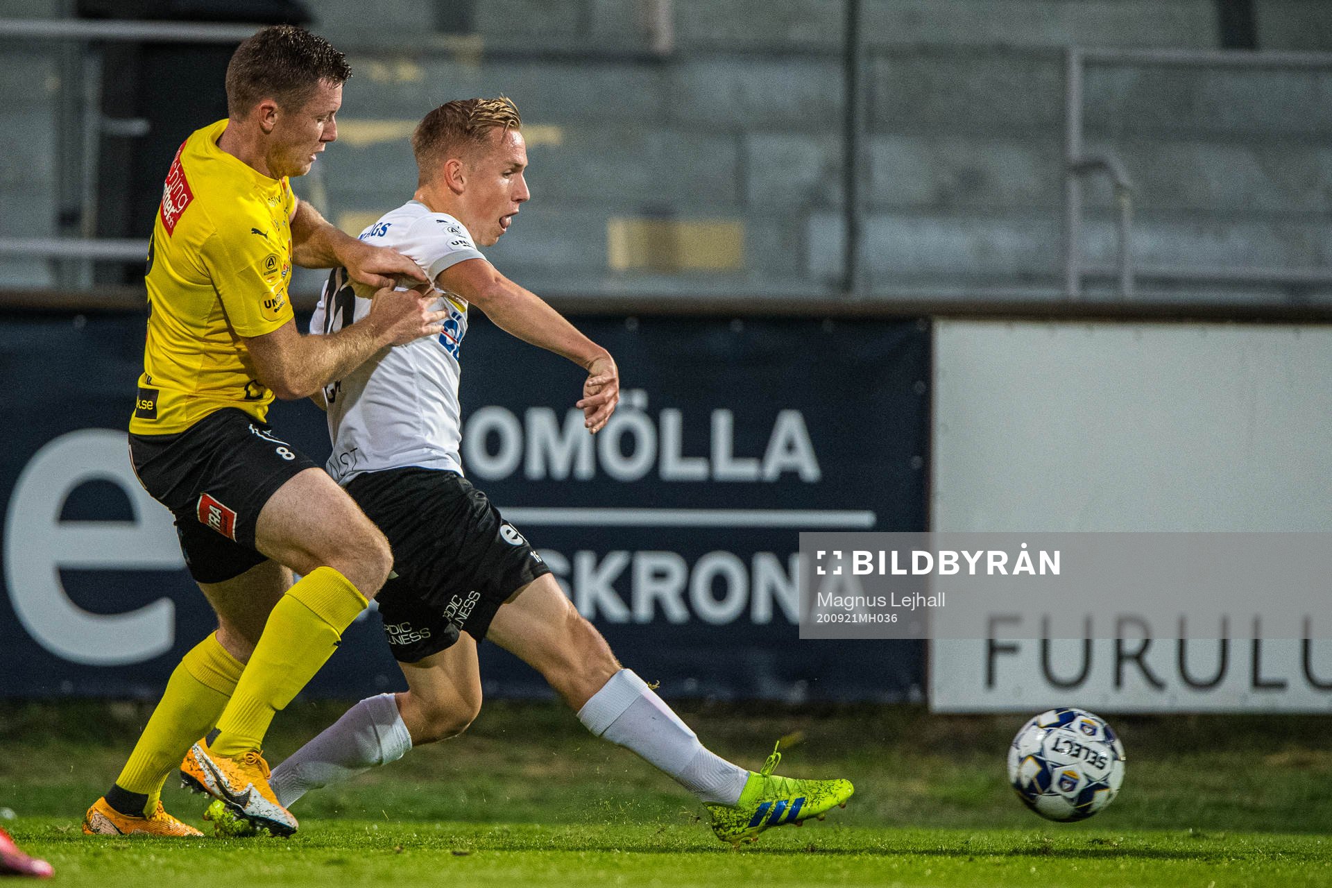 Mjällbys Viktor Agardius  och Örebros David Seger