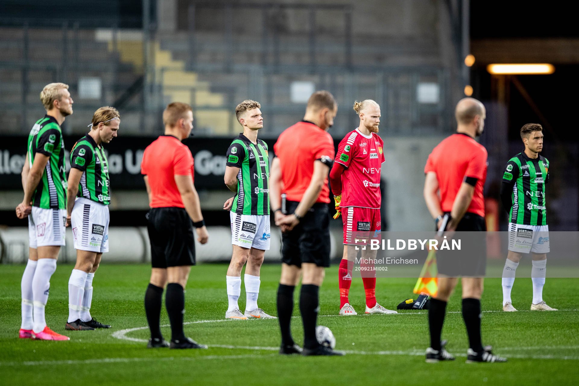 GAIS spelare deltar i en tyst minut för att hedra