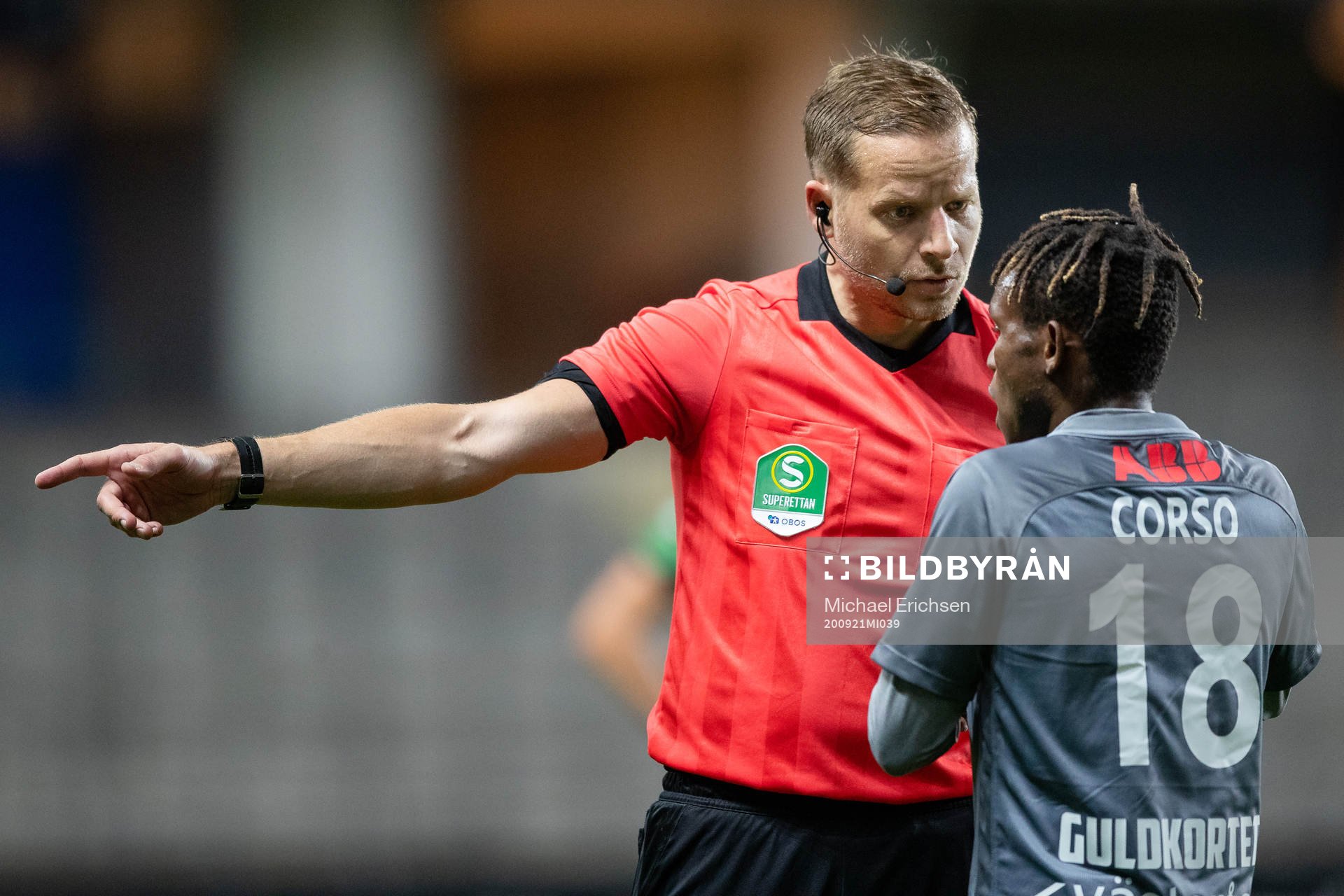 Domare Johan Krantz pratar med Västerås Moussa Traoré