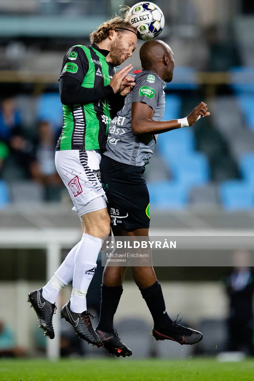 GAIS Emil Wahlström i nickduell med Västerås Moonga Simba