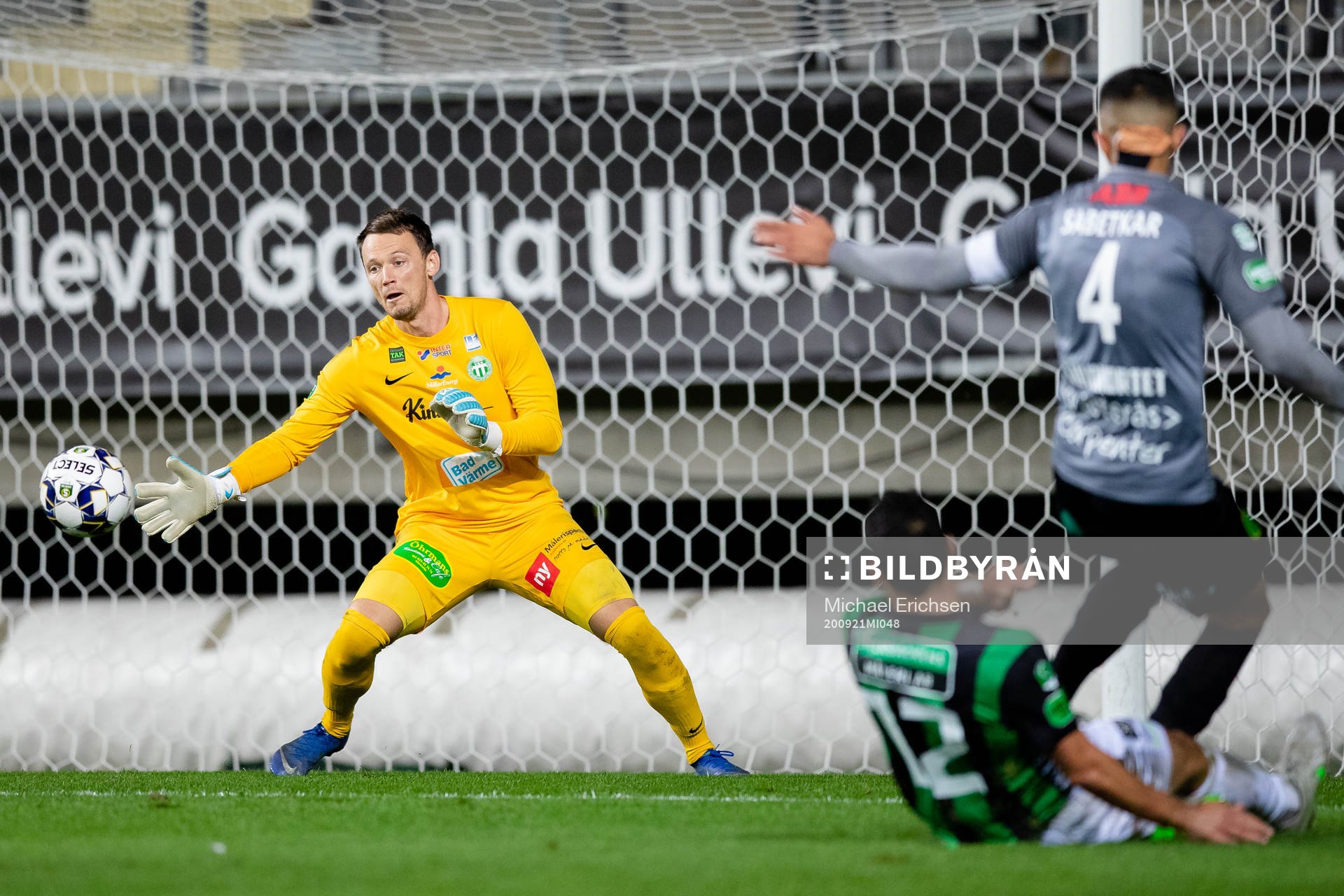 Västerås målvakt Anton Fagerström ser ett skott gå