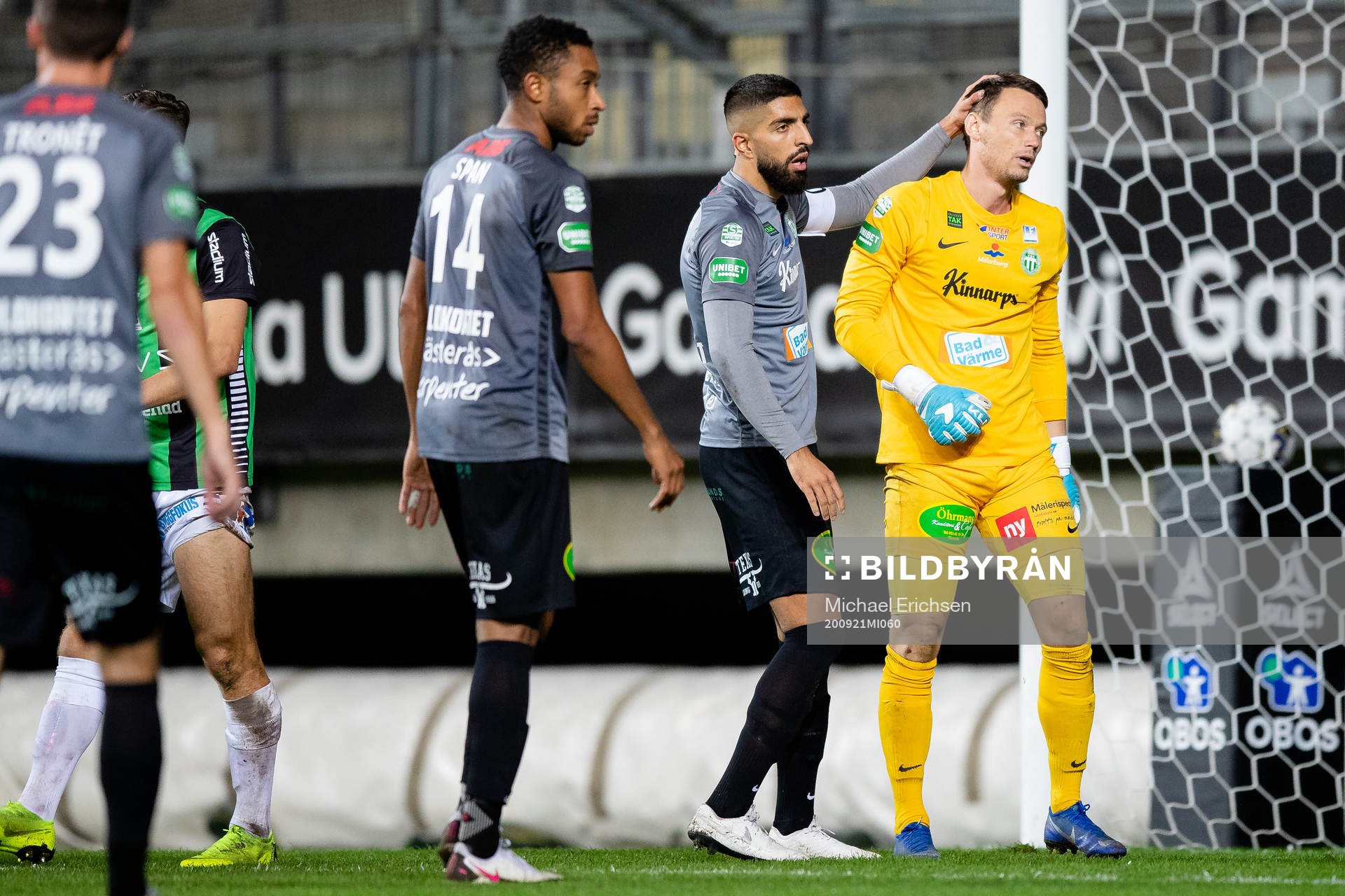 Västerås Sean Sabetkar och målvakt Anton Fagerström