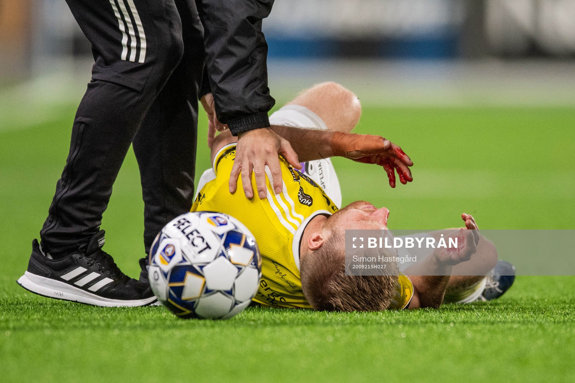Falkenbergs Tobias Englund blöder från ansiktet