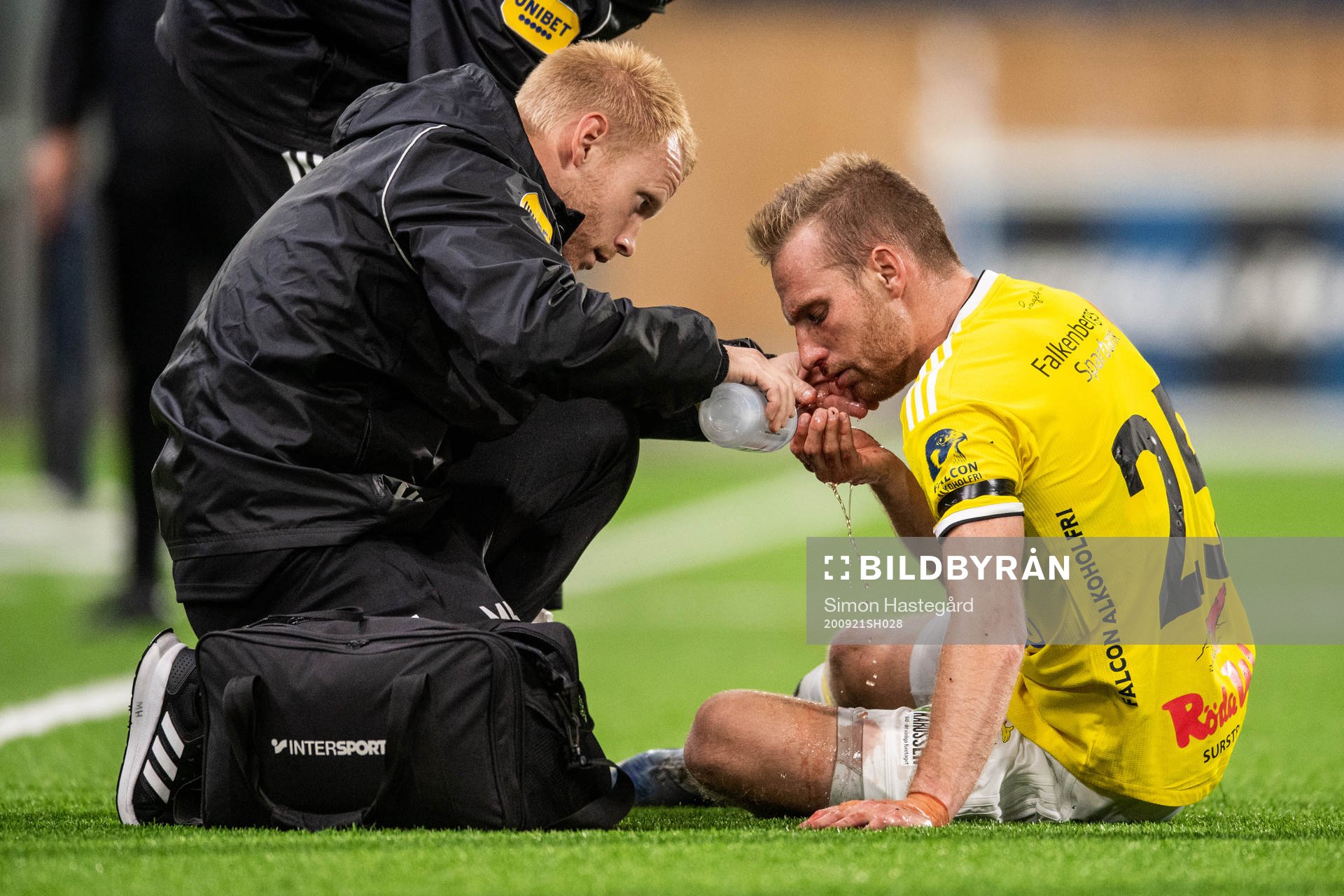 Falkenbergs Tobias Englund blöder från ansiktet