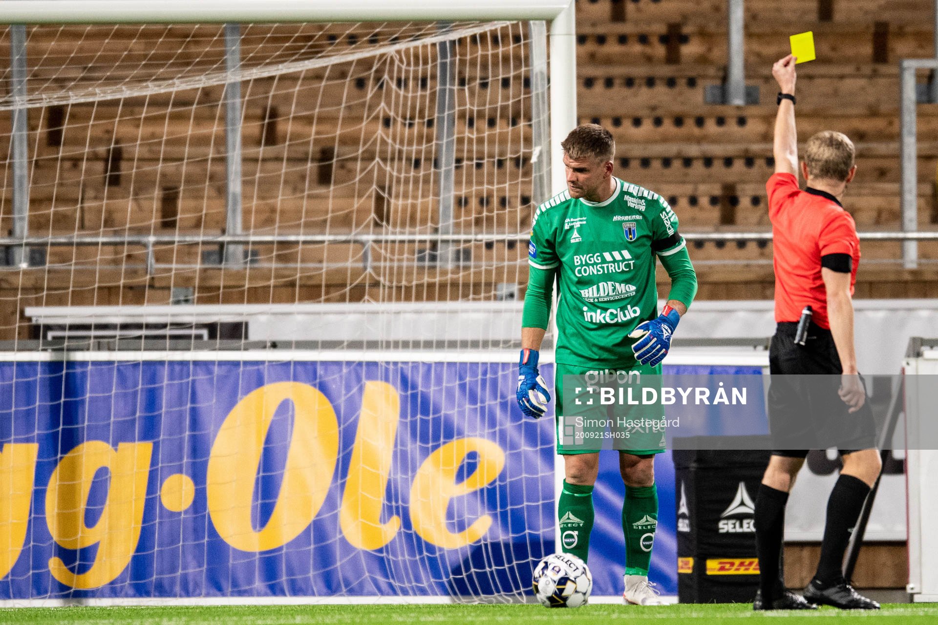 Sirius målvakt Lukas Jonsson får en varning av domare