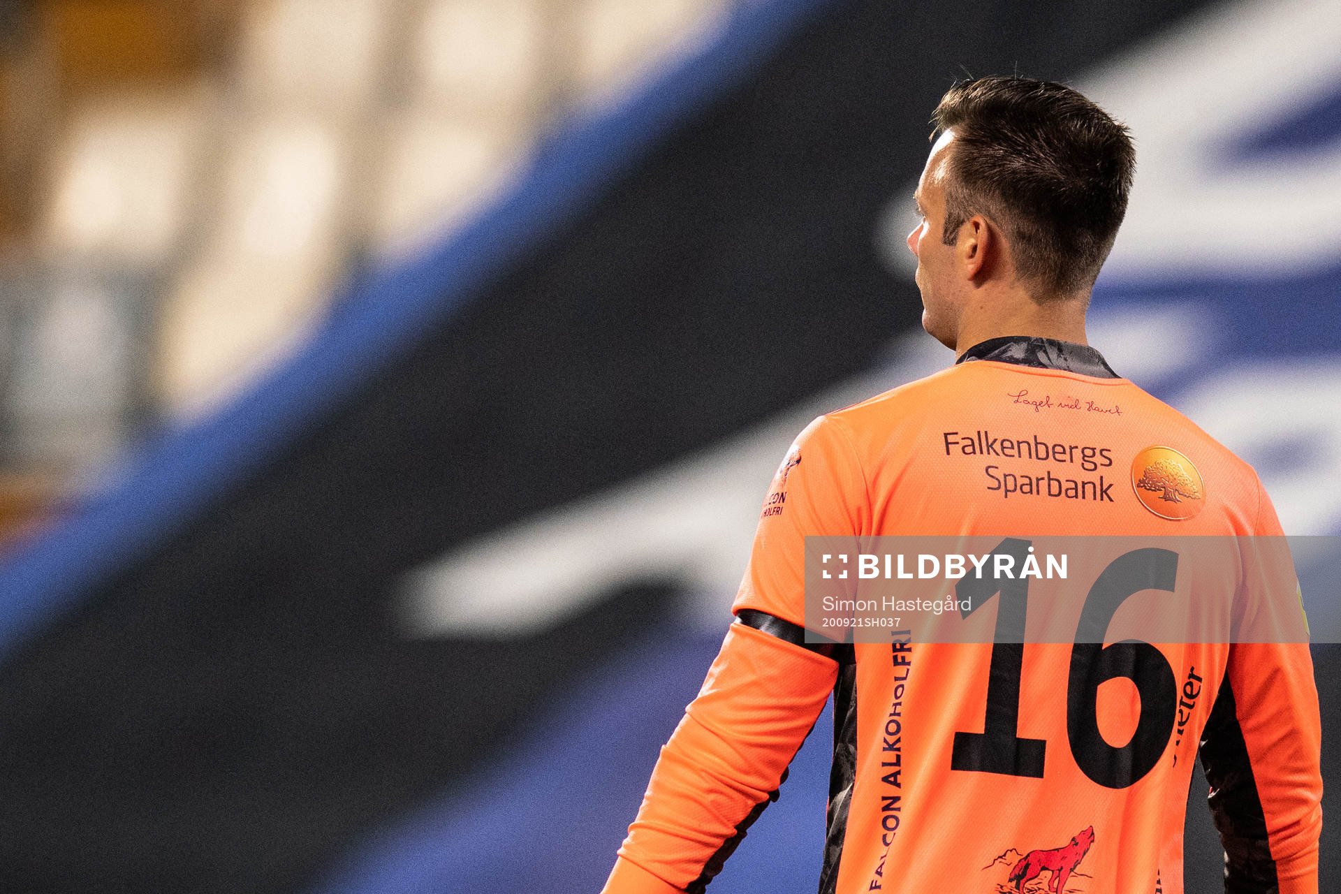 Falkenbergs målvakt Viktor Noring med ett sorgeband på