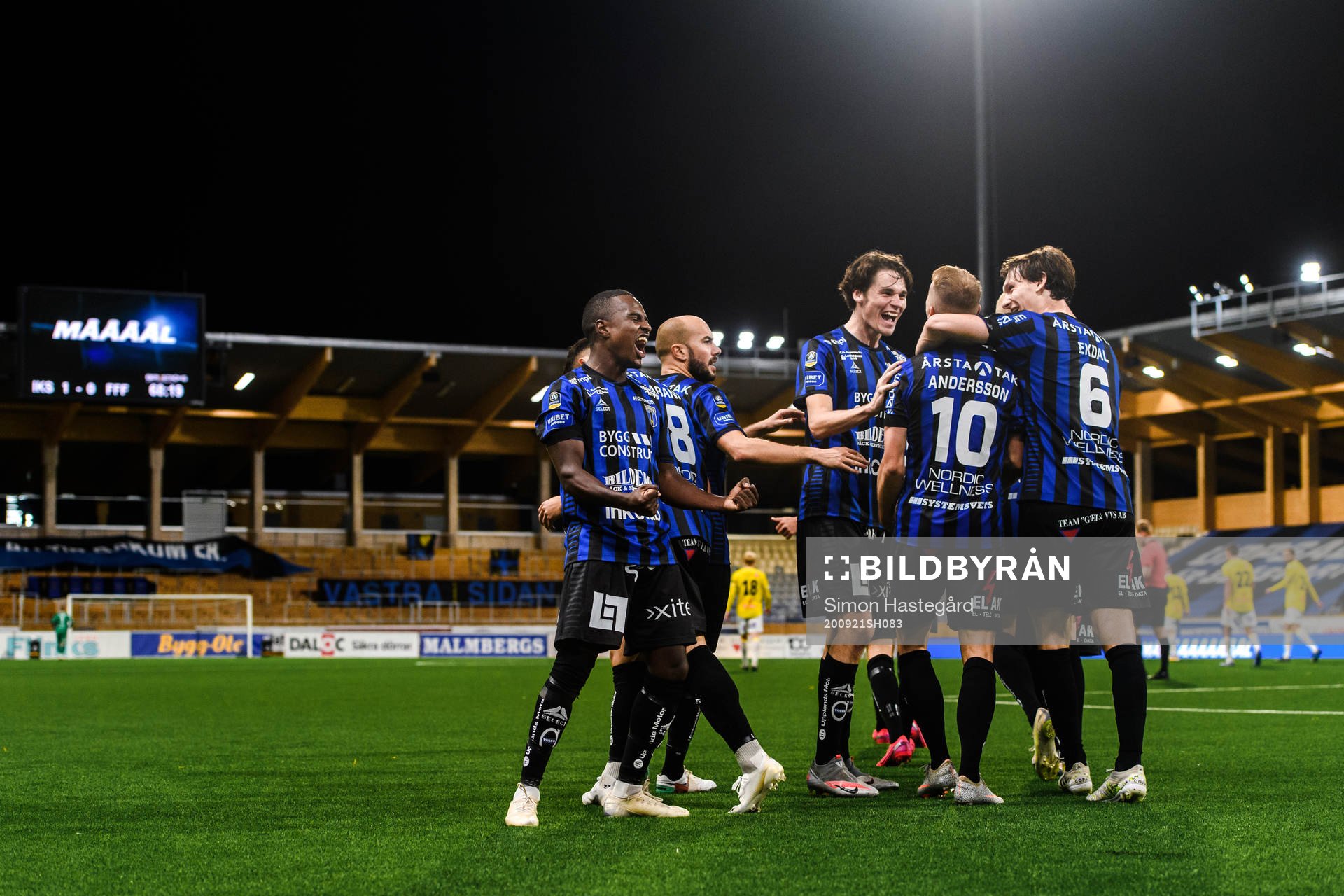 Sirius Nahom Girmai Netabay , Jamie Roche och Hjalmar Ekdal jublar med Elias Andersson efter 1-0 under fotbollsmatchen i Allsvenskan mellan Sirius och Falkenberg den 21 september 2020 i Uppsala.