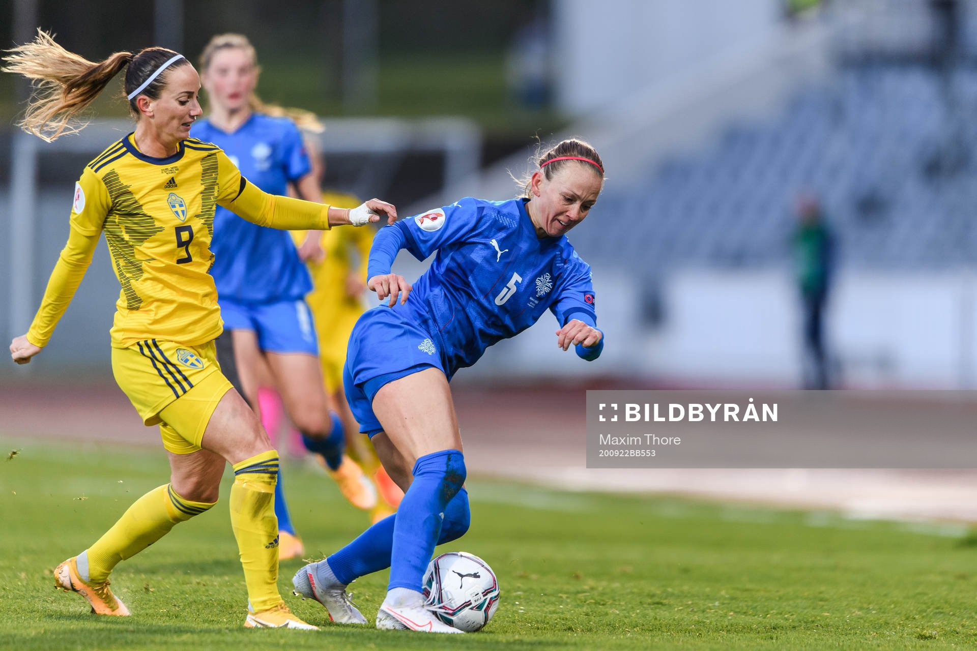 Kosovare Asllani of Sweden and Gunnhildur Yrsa Jonsdottir