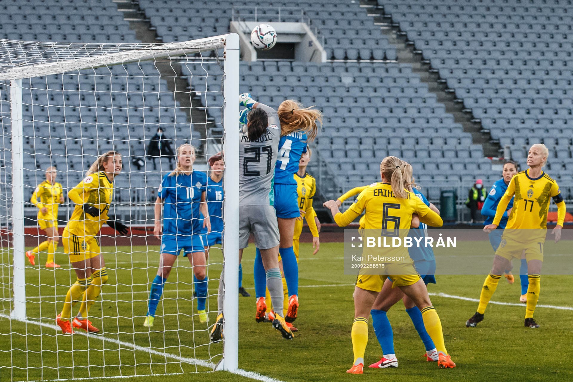 Goalkeeper Zecira Musovic of Sweden against Glodis Perla