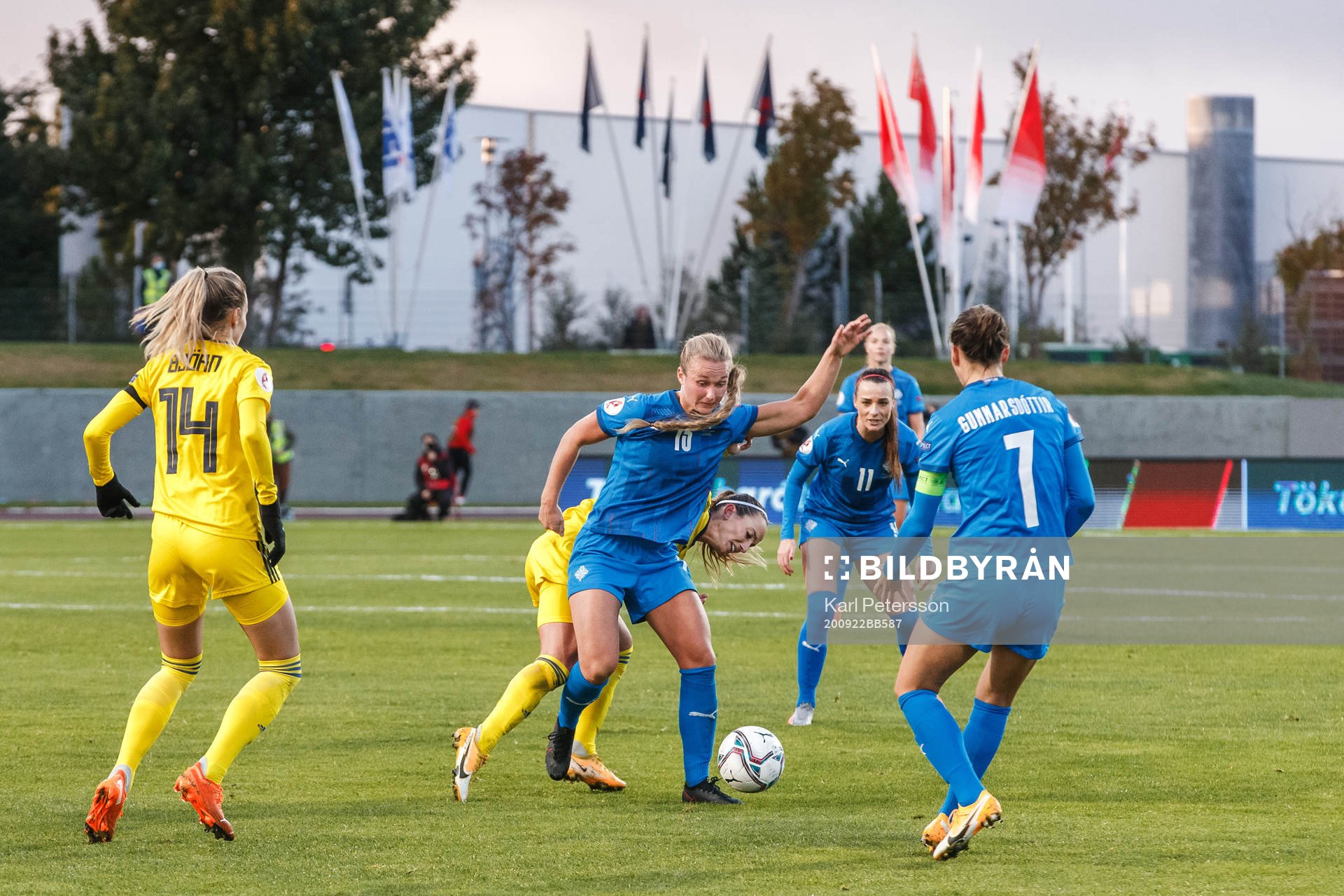 Kosovare Asllani of Sweden against Alexandra Johannsdottir