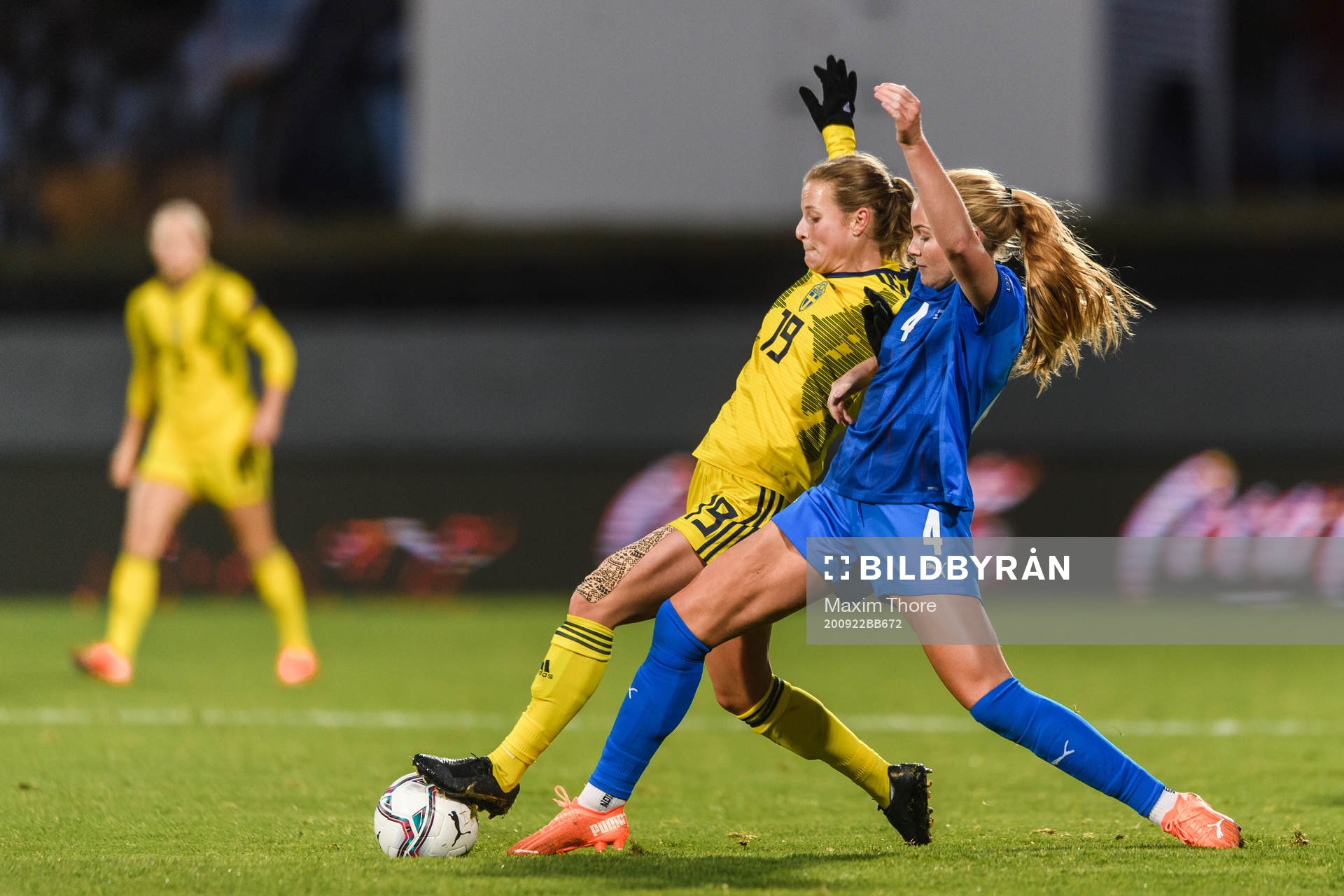 Anna Anvegård of Sweden and Glodis Perla Viggosdottir of