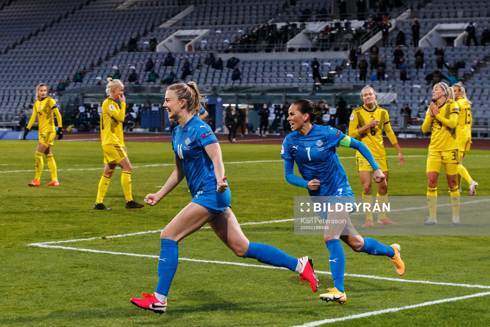 Elin Metta Jensen and Sara Björk Gunnarsdottir of Iceland