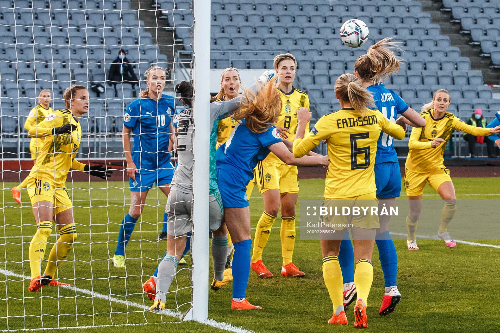 Goalkeeper Zecira Musovic of Sweden against Glodis Perla