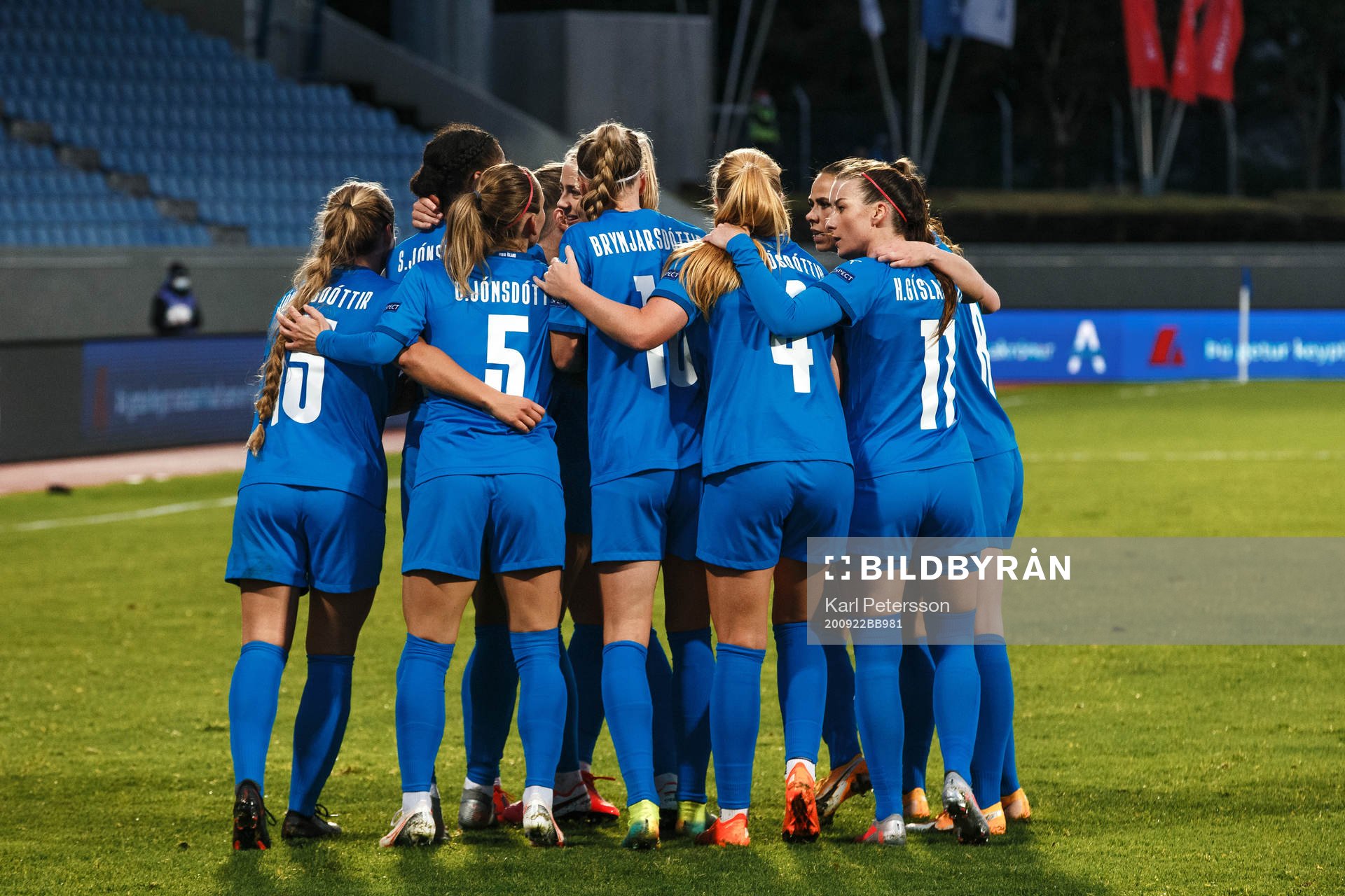 Players of Iceland celebrate the 1-1 goal by Elin Metta Jensen during the UEFA Women's Euro Qualifier football match between Iceland and Sweden on September 22, 2020 in Reykjavik.