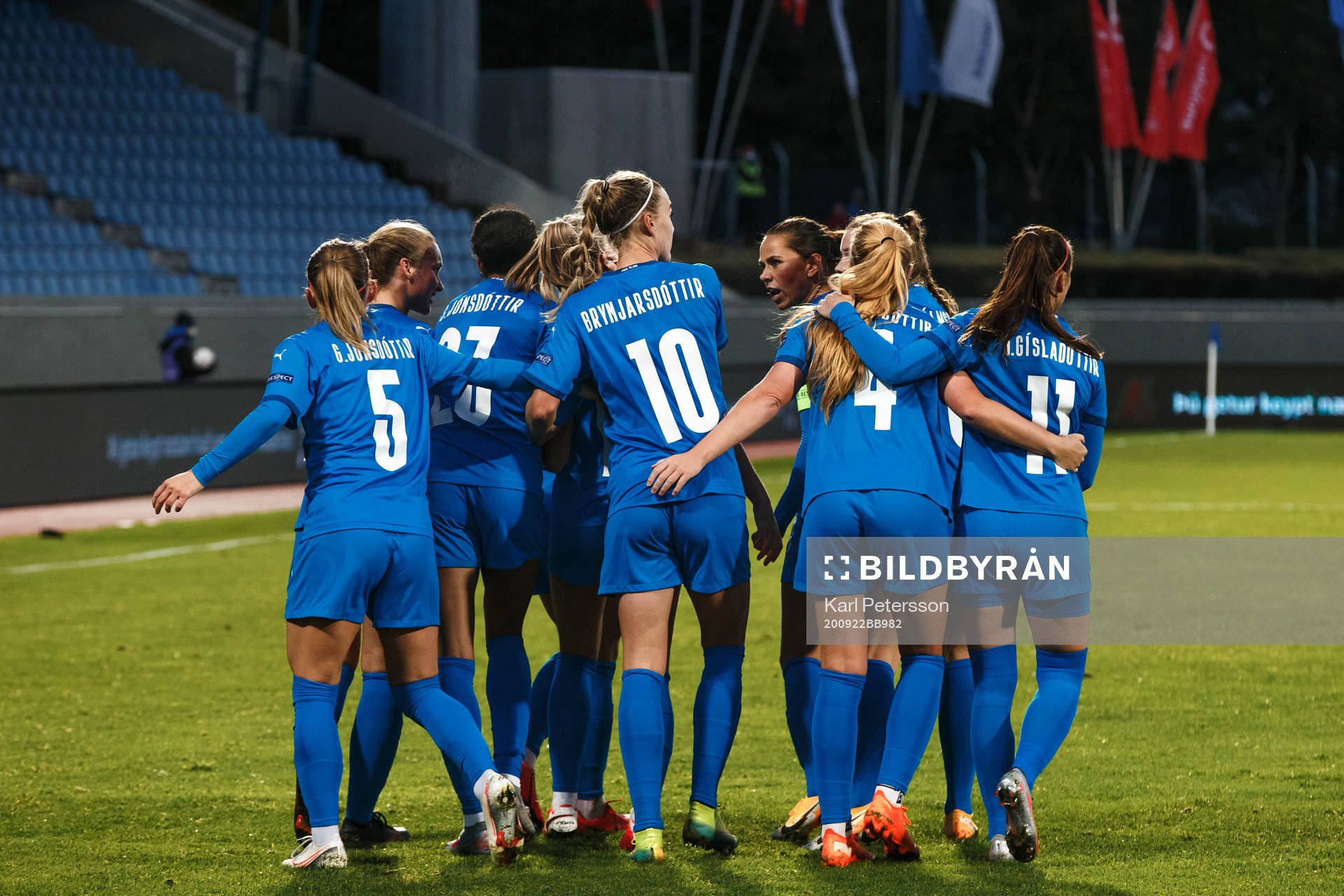 Players of Iceland celebrate the 1-1 goal by Elin Metta Jensen during the UEFA Women's Euro Qualifier football match between Iceland and Sweden on September 22, 2020 in Reykjavik.