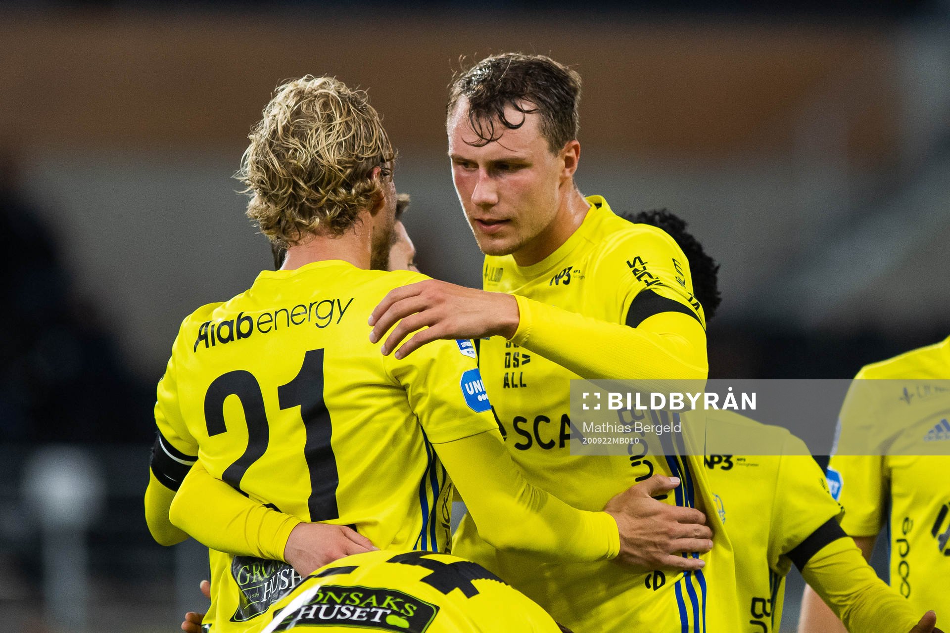 Sundsvalls Pontus Engblom jublar med Niklas Dahlström