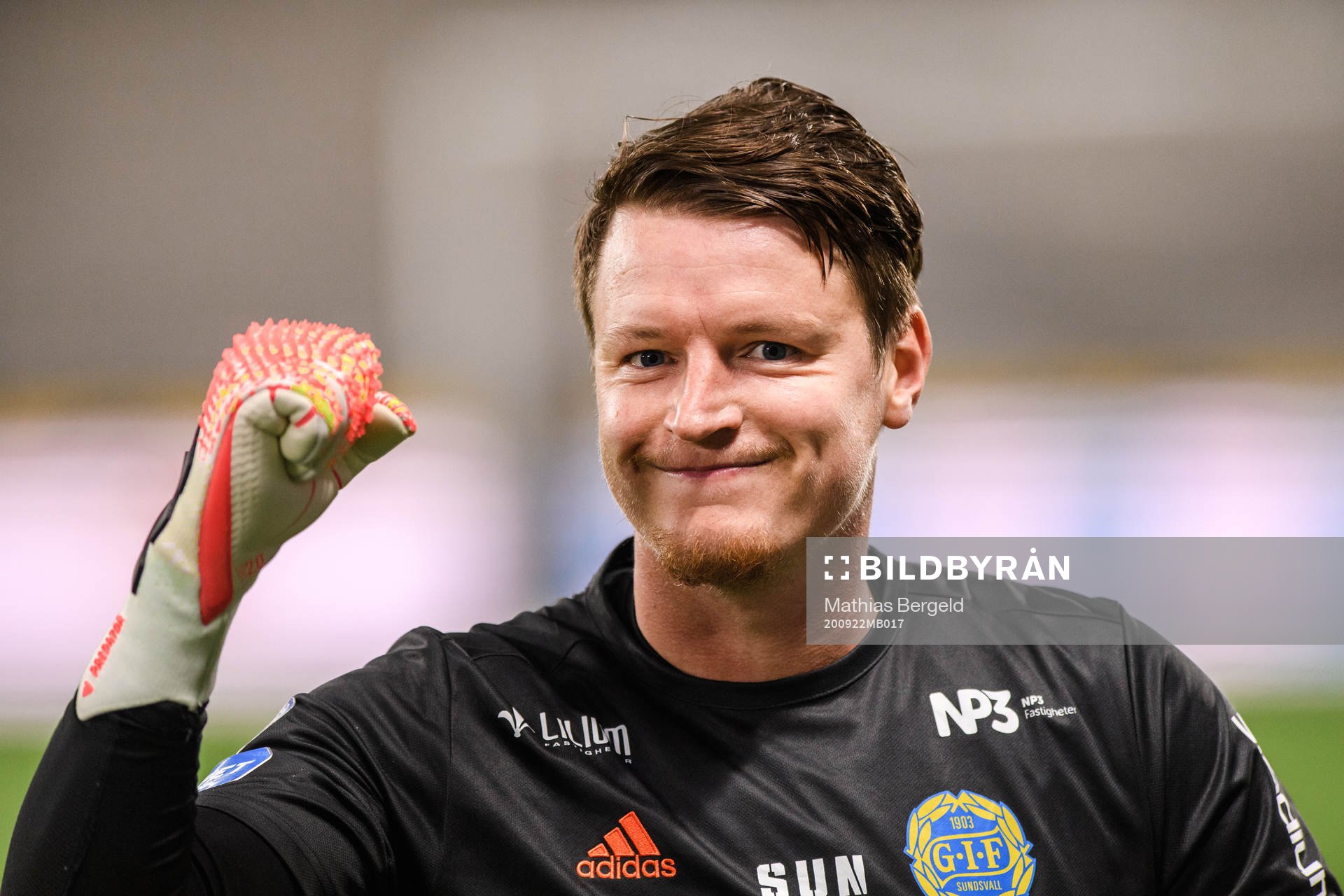 Sundsvalls målvakt Lloyd John Saxton jublar
