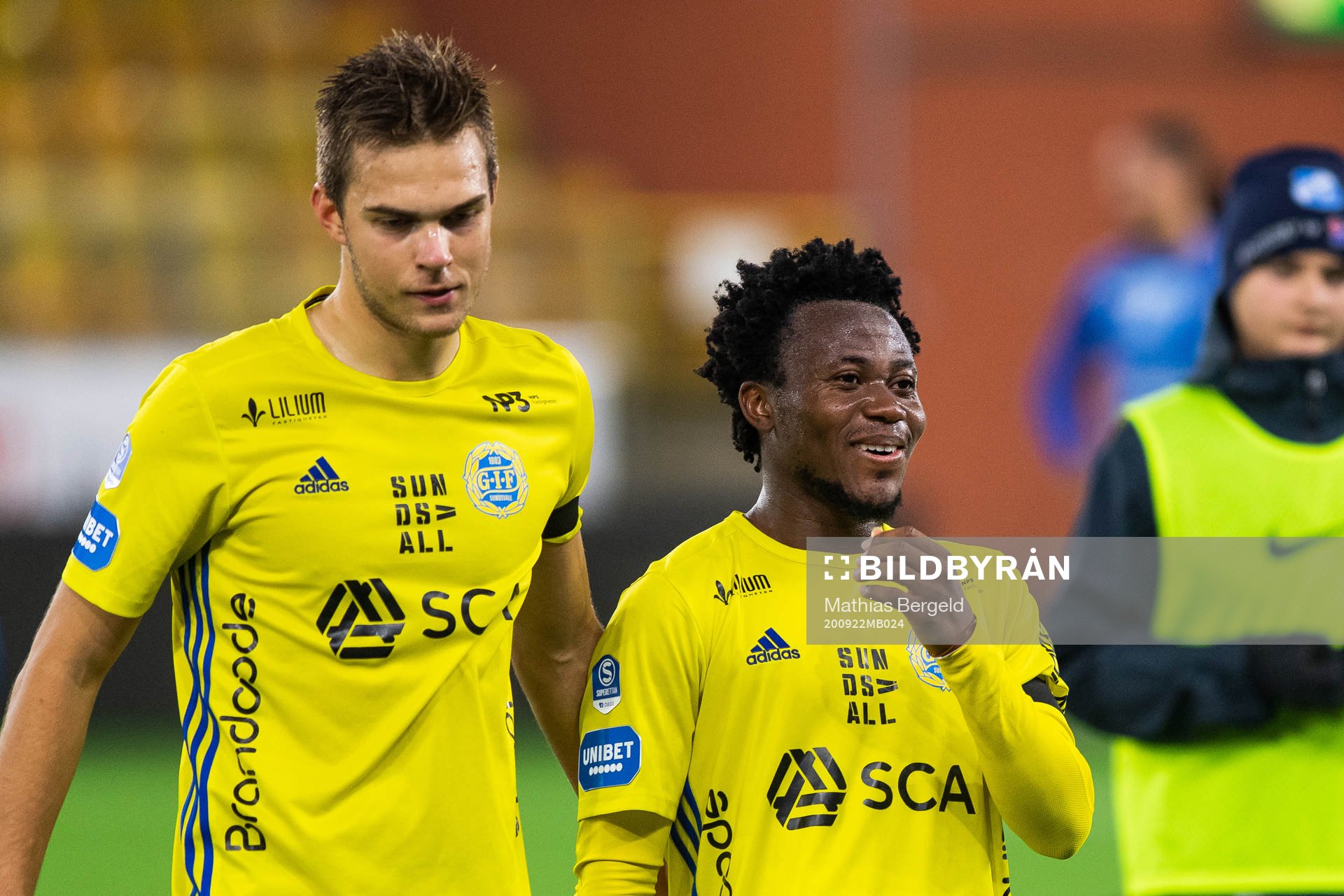Sundsvalls Anton Eriksson och Abdul-Halik Hudu efter fotbollsmatchen i Superettan mellan Norrby och GIF Sundsvall den 22 september 2020 i Borås.