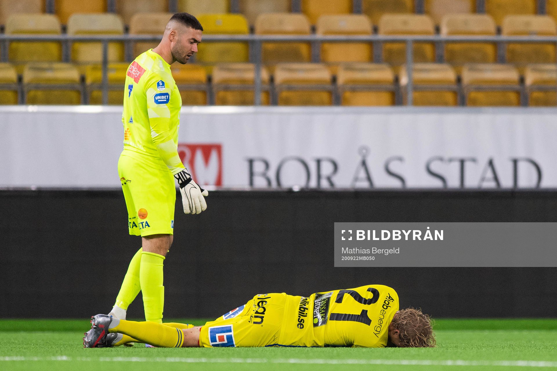 Norrbys målvakt Mergim Krasniqi kollar till Sundsvalls
