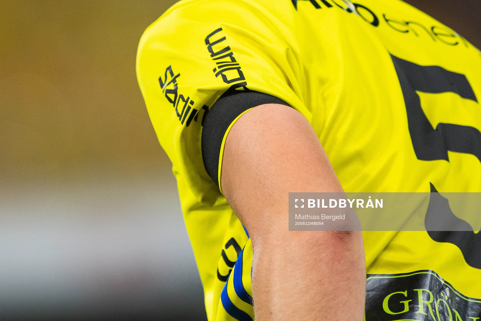 En svart armbindel för att hedra avlidne Lars-Åke Lagrell