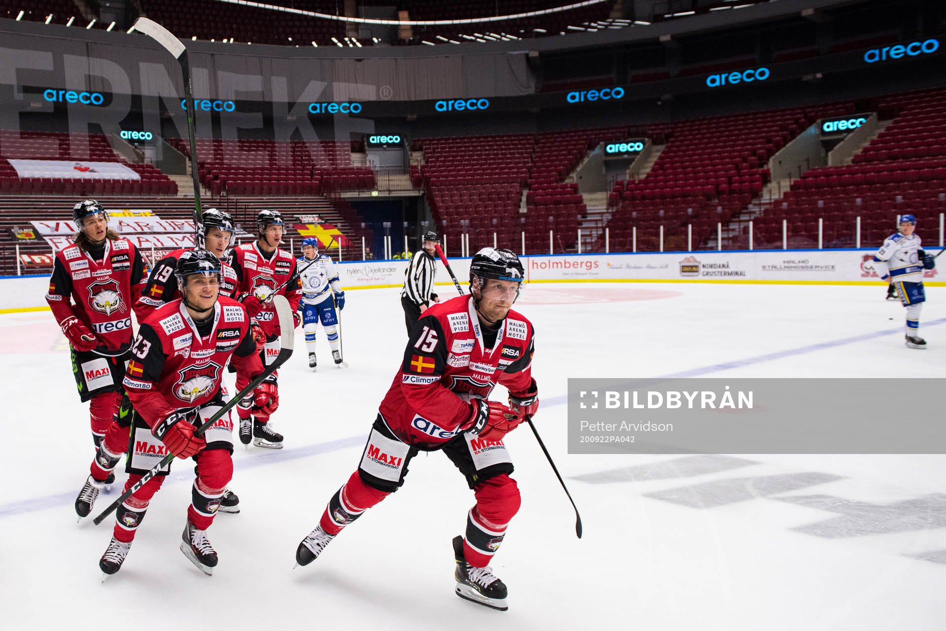 Malmö Redhawks Axel Wemmenborn jublar med lagkamrater