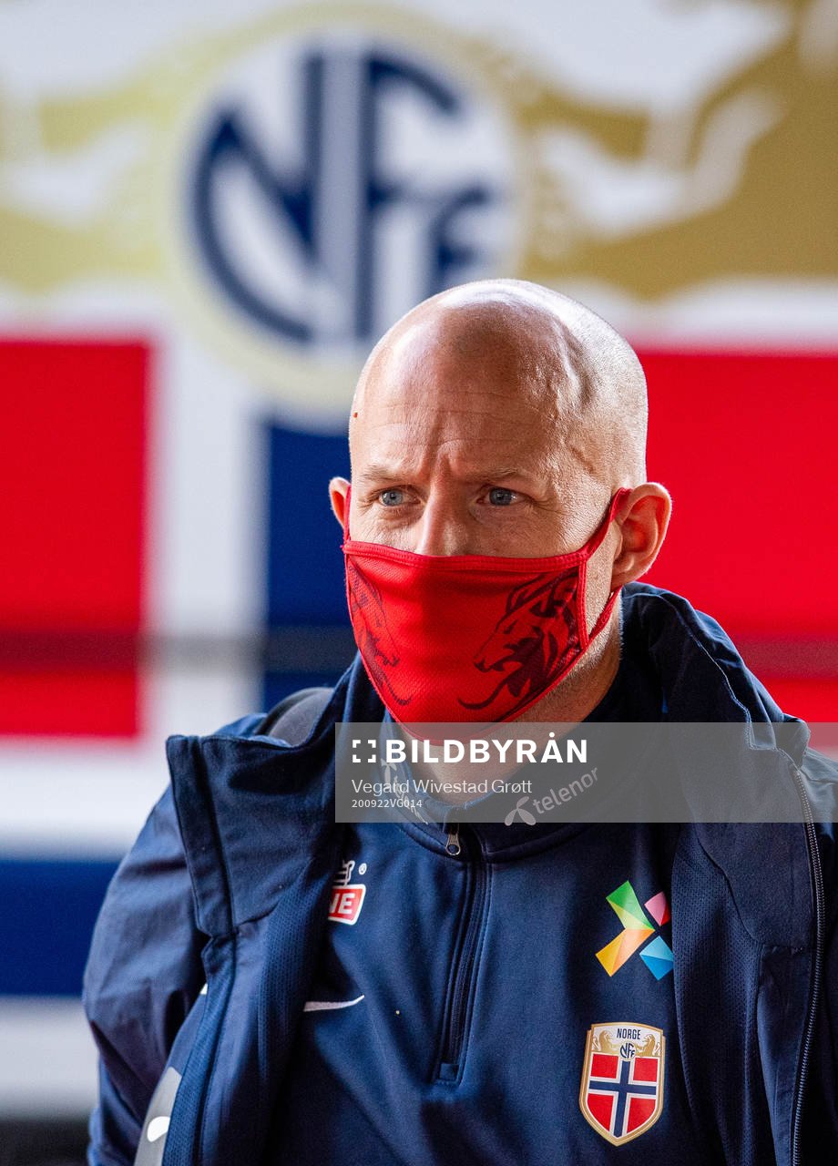 Anders Jacobson, assistant coach of Norway, arrives wearing