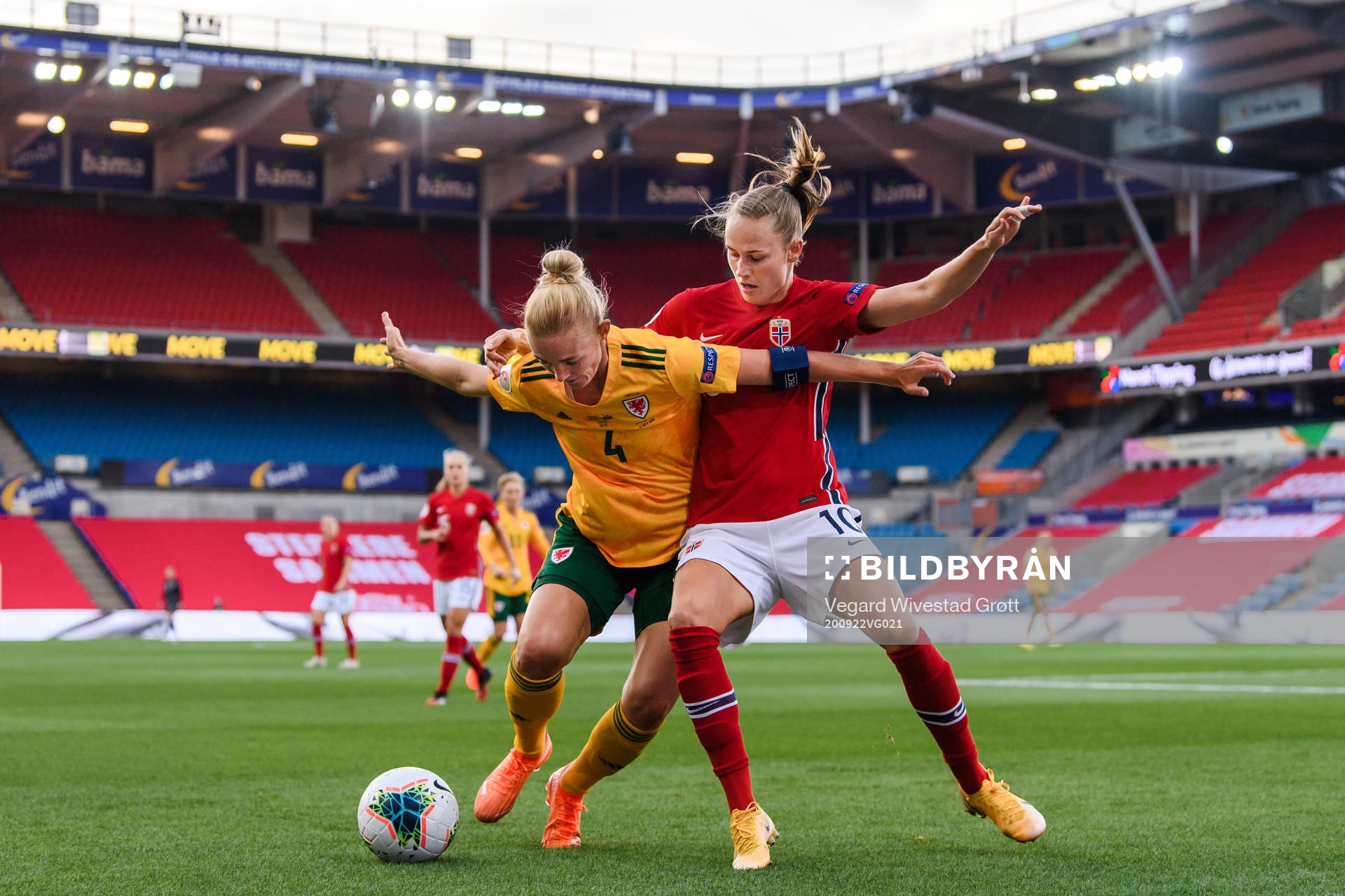 Sophie Ingle of Wales and Caroline Graham Hansen of Norway