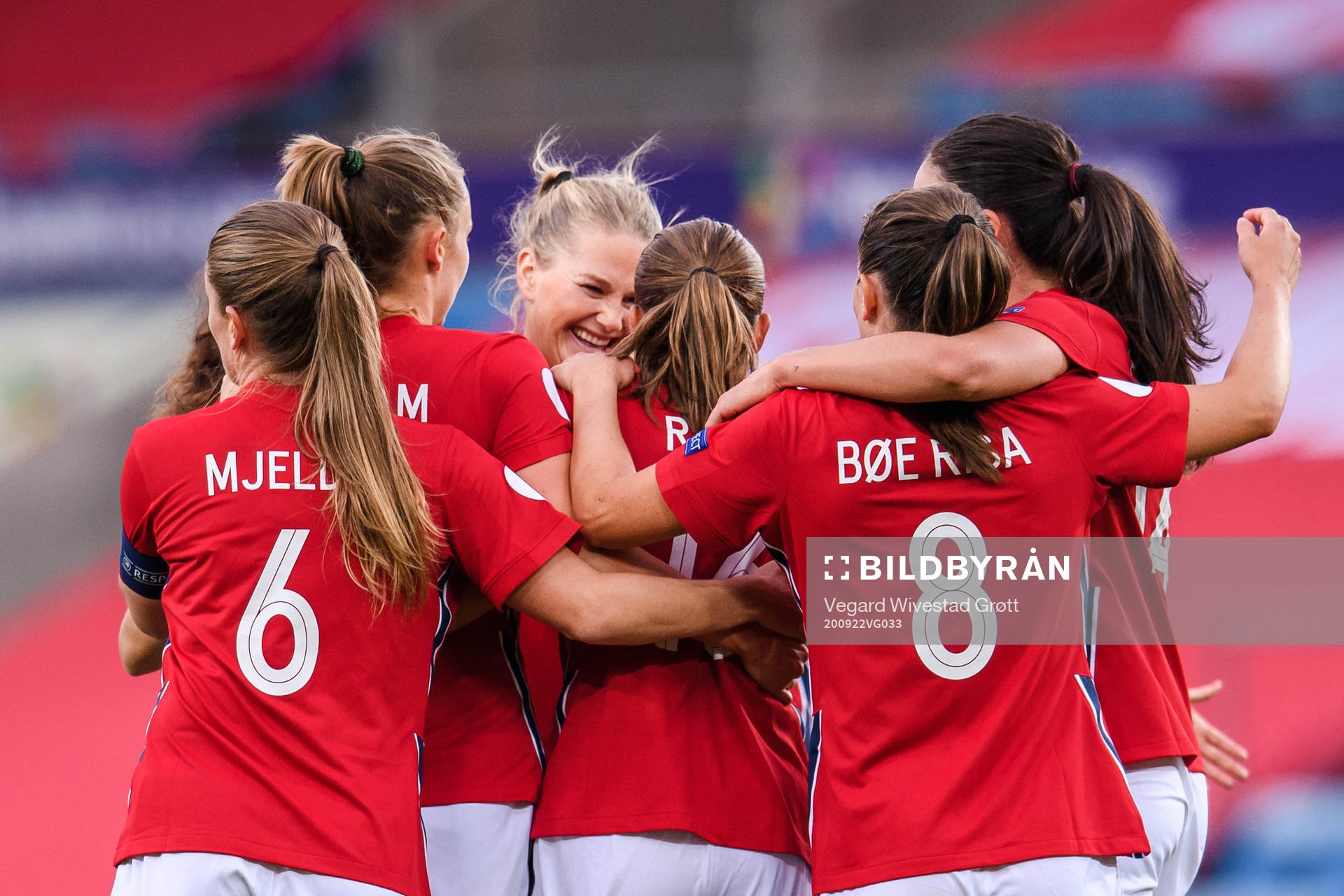 Guro Reiten of Norway celebrates with teammates