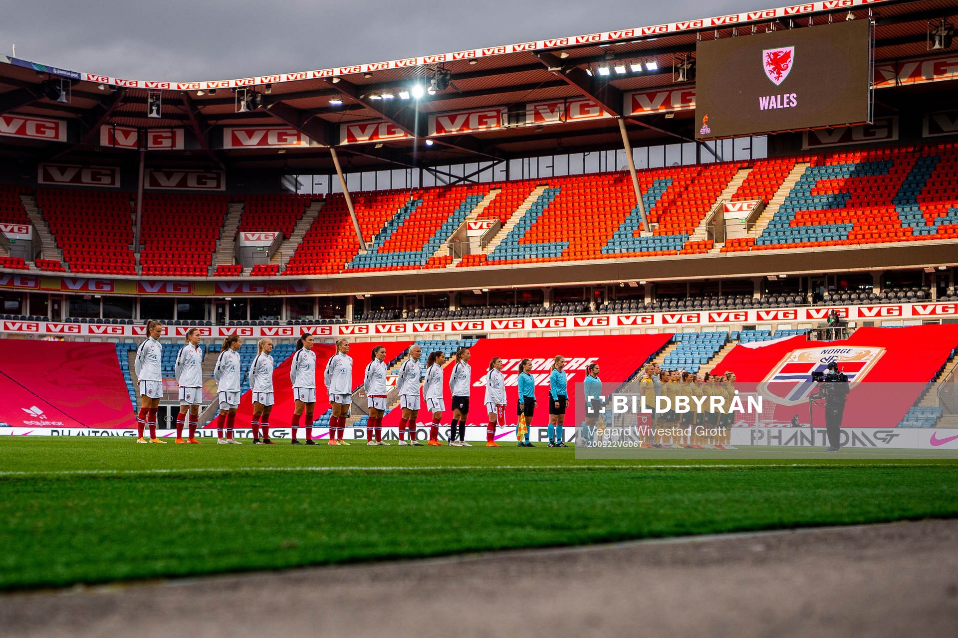 Players of both teams line up