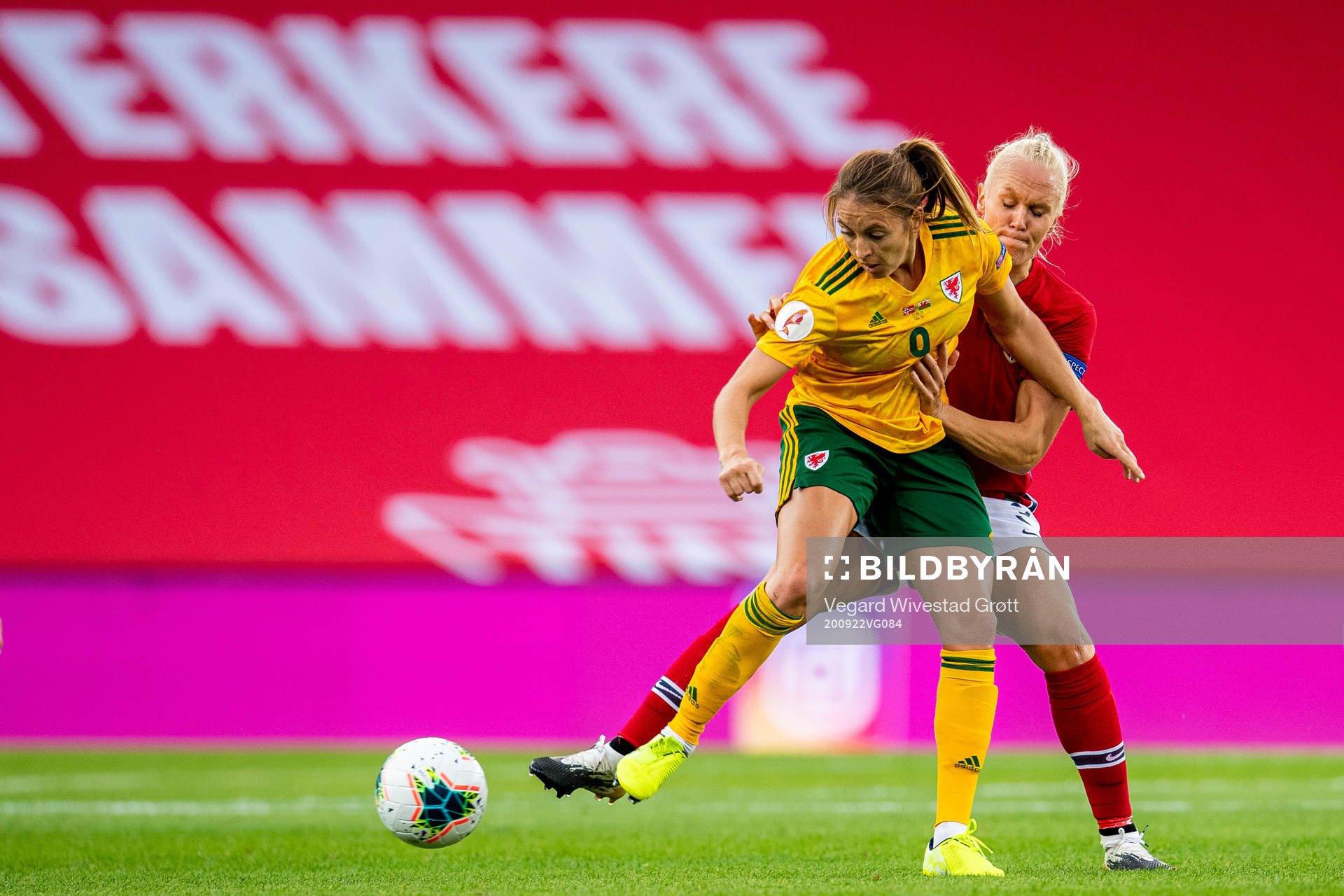 Kayleigh Green of Wales and Maria Thorisdottir of Norway