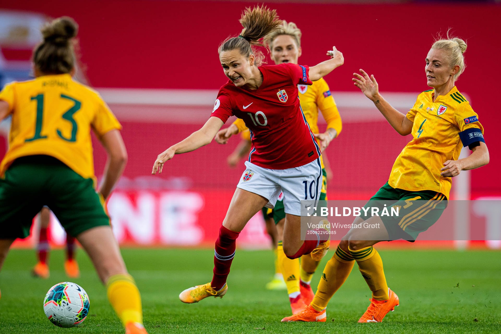 Caroline Graham Hansen of Norway and Sophie Ingle of Wales