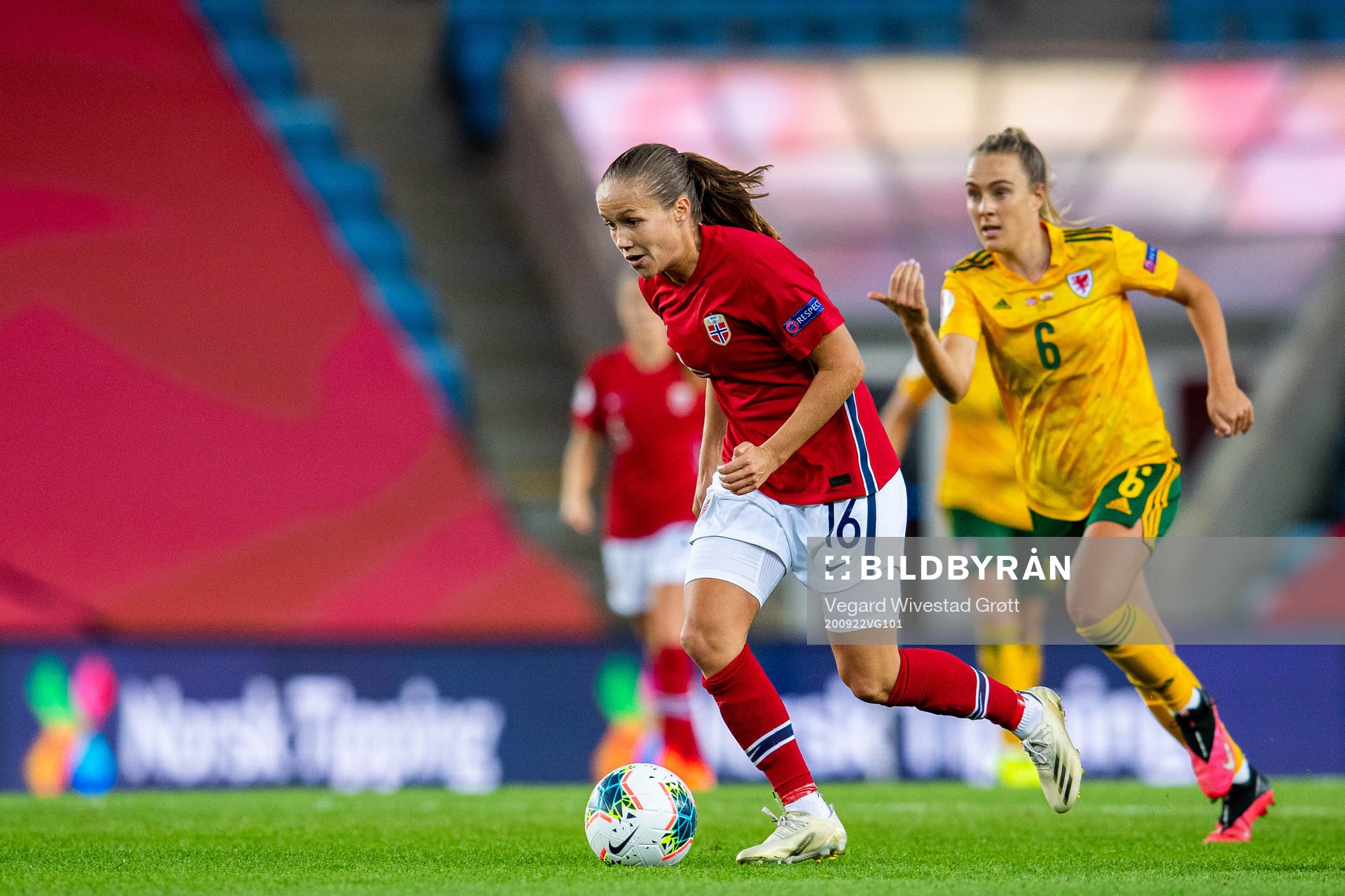 Guro Reiten of Norway and Josie Green of Wales