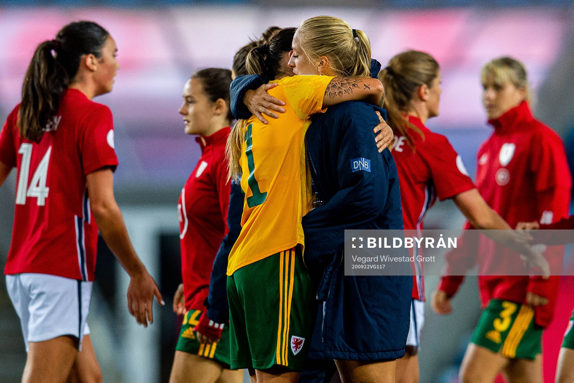 Natasha Harding of Wales and Amalie Vevle Eikeland of Norway