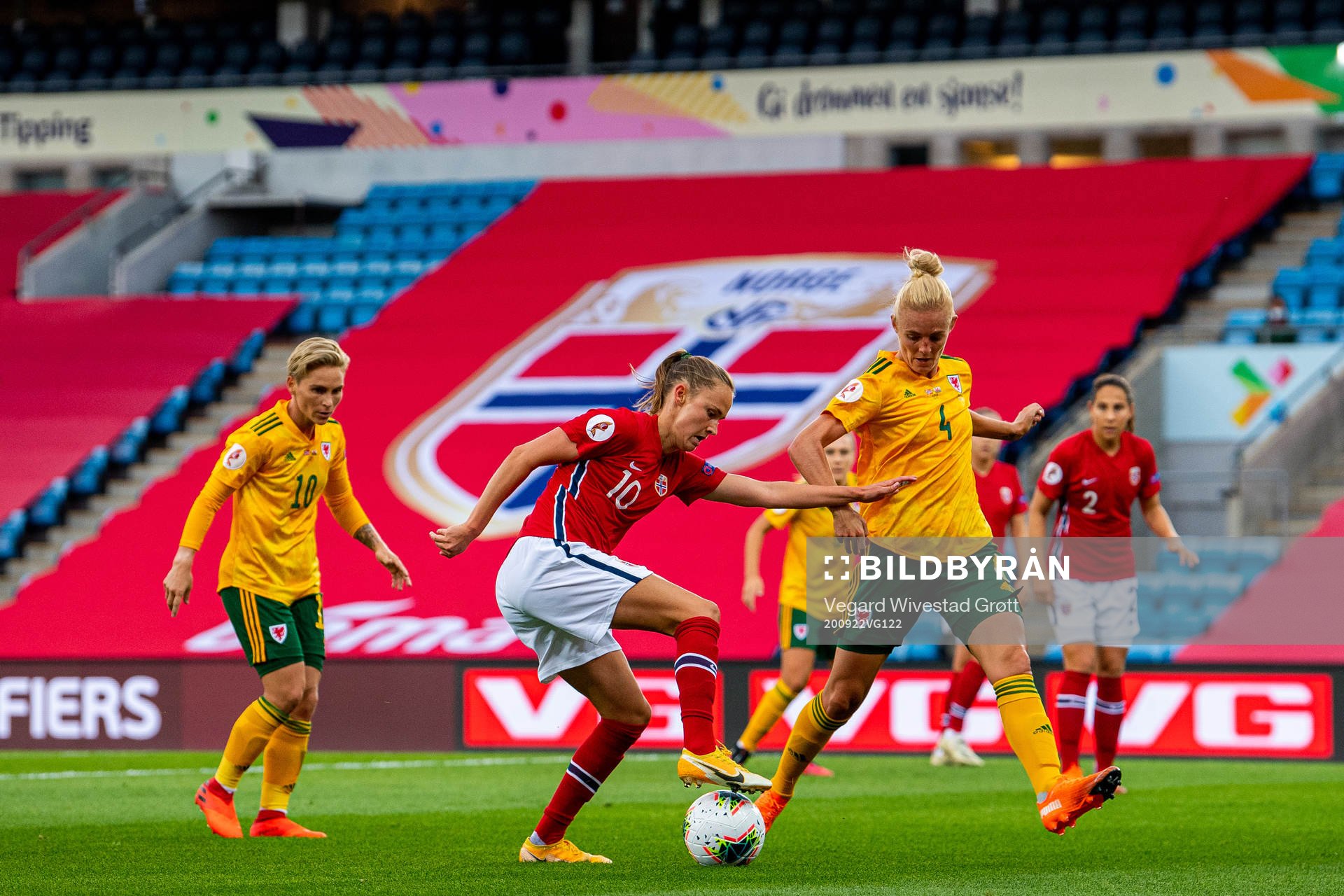 Caroline Graham Hansen of Norway and Sophie Ingle of Wales