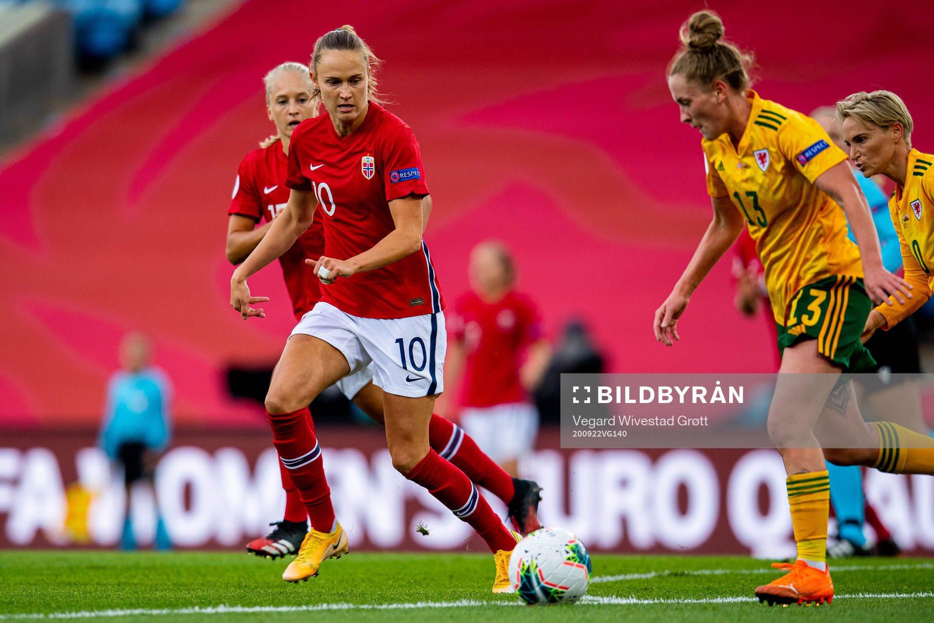 Caroline Graham Hansen of Norway and Rachel Rowe of Wales
