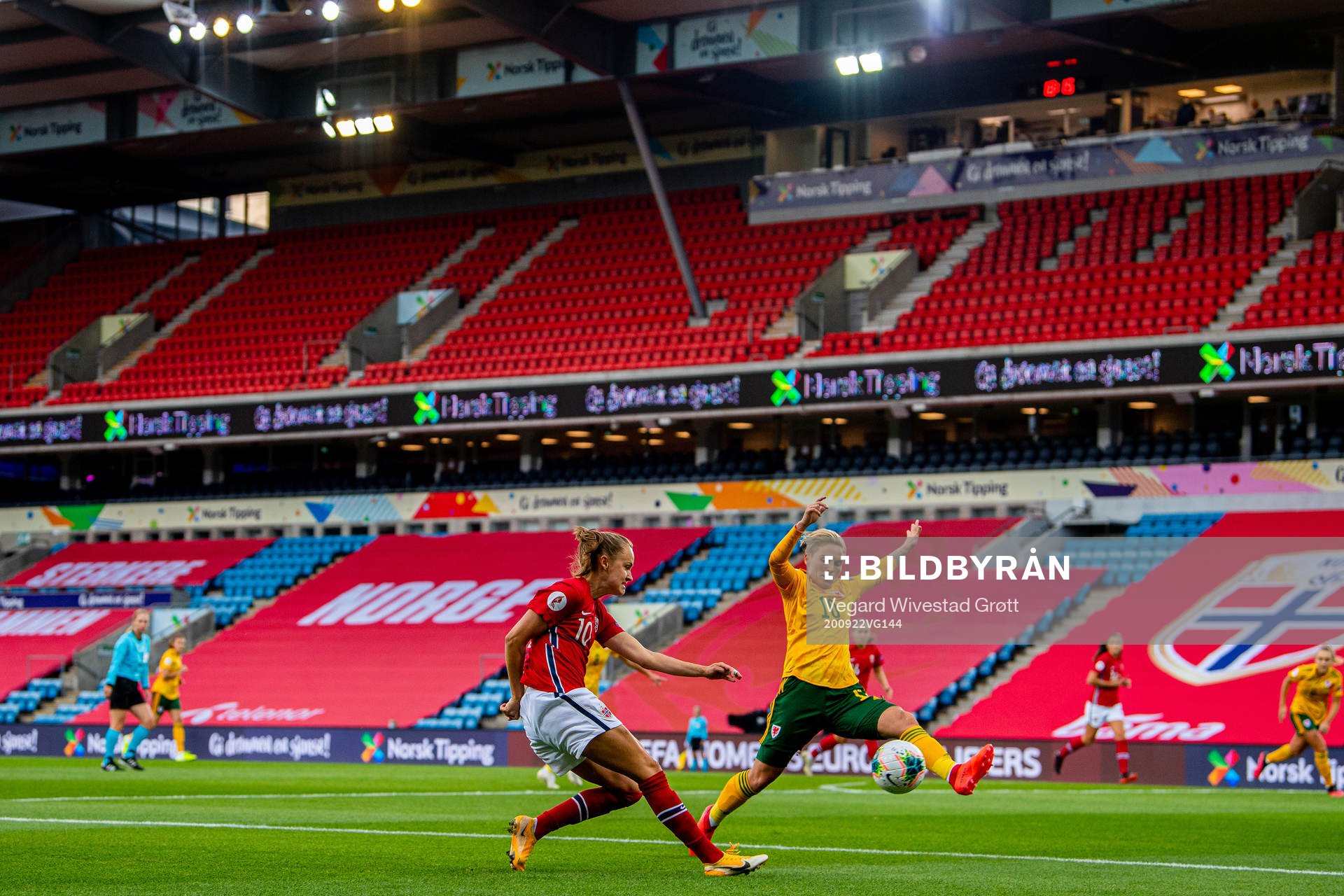 Caroline Graham Hansen of Norway and Jess Fishlock of Wales