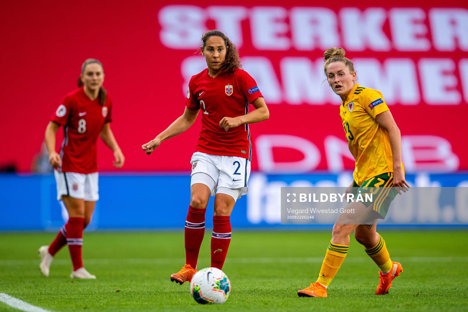 Ingrid Moe Wold of Norway and Rachel Rowe of Wales