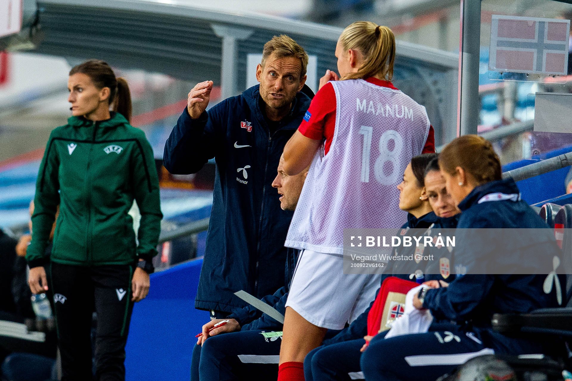 Martin Sjögren, head coach of Norway, talks to Frida Maanum